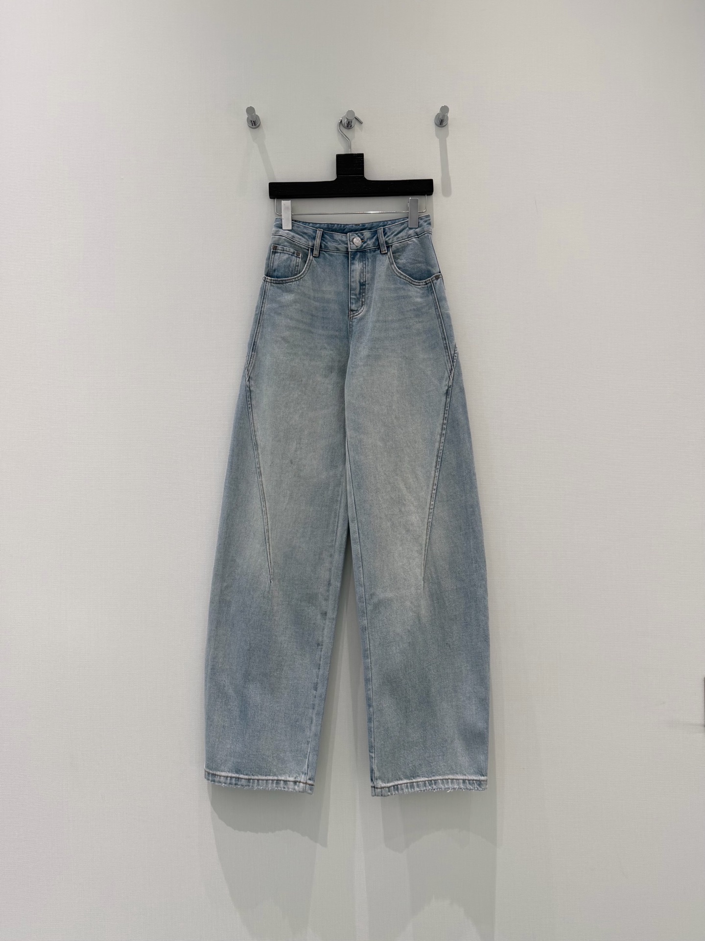 🛒𝐍𝐄𝐖 · 𝟐𝟎𝟐6/爆款现货设计师 原创｜重工压花镰刀牛仔裤采用高端定制面料，牛仔穿起来非常舒适，常