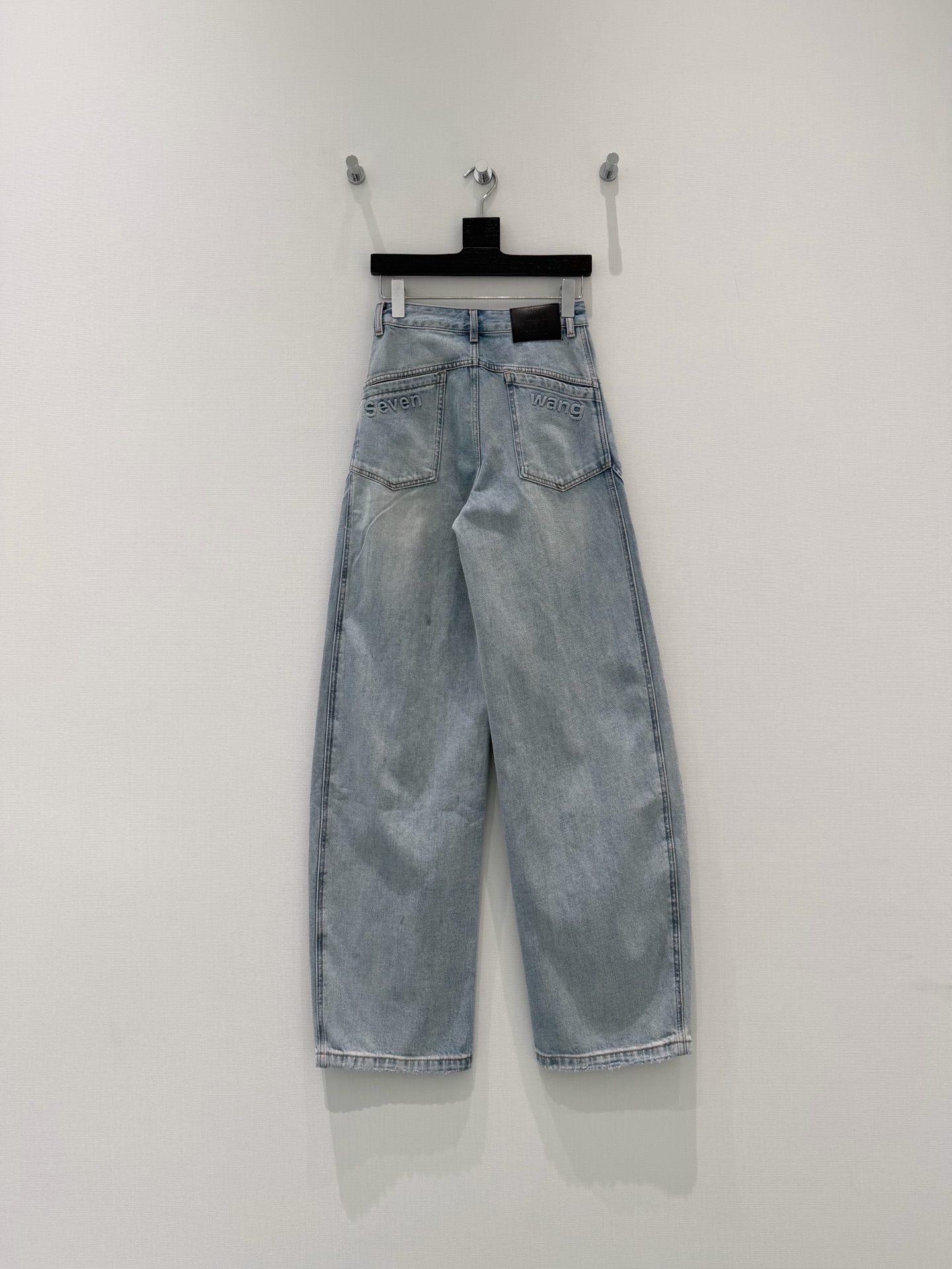 🛒𝐍𝐄𝐖 · 𝟐𝟎𝟐6/爆款现货设计师 原创｜重工压花镰刀牛仔裤采用高端定制面料，牛仔穿起来非常舒适，常