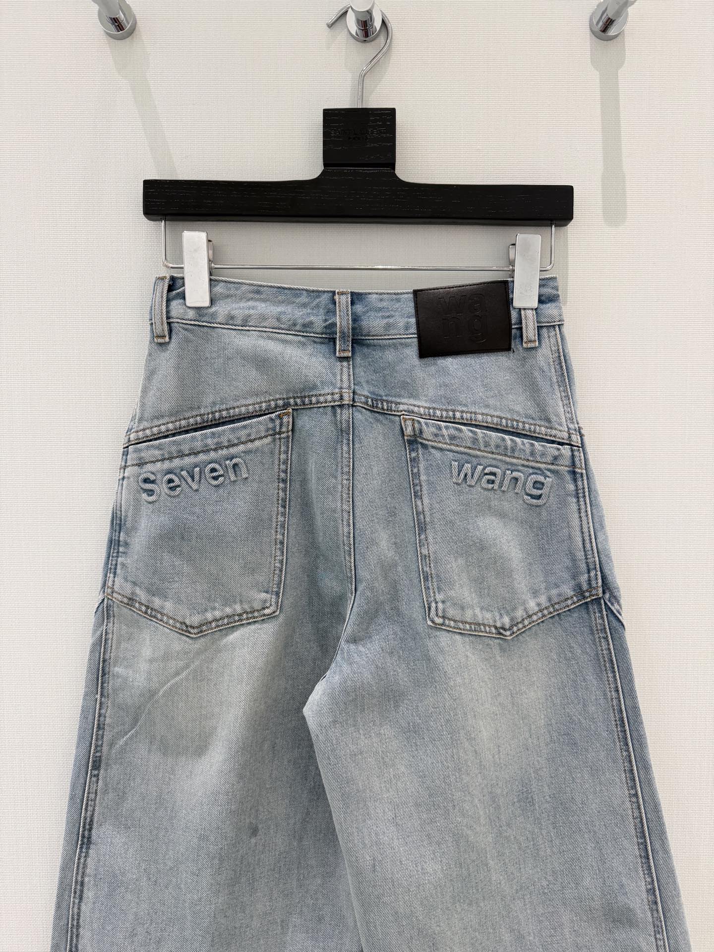 🛒𝐍𝐄𝐖 · 𝟐𝟎𝟐6/爆款现货设计师 原创｜重工压花镰刀牛仔裤采用高端定制面料，牛仔穿起来非常舒适，常