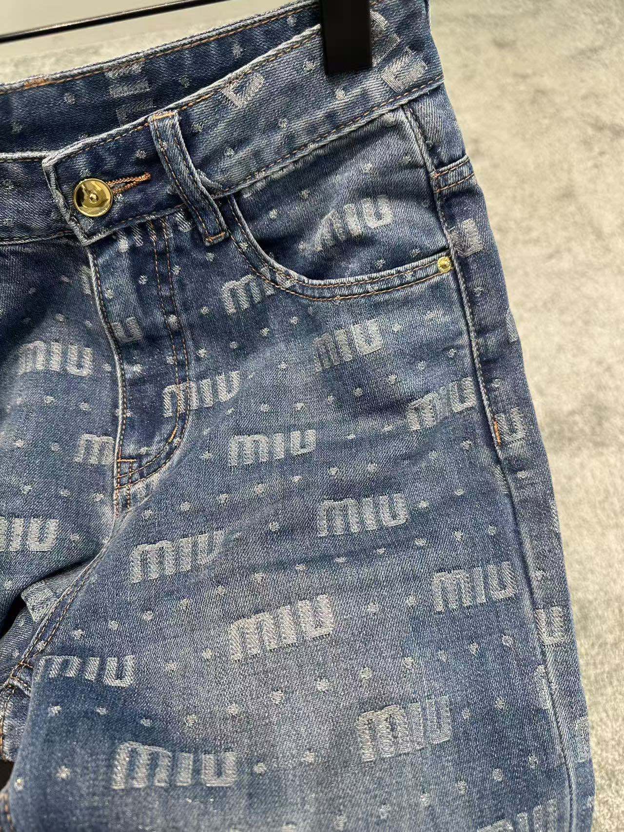 🛒𝐍𝐄𝐖 · 𝟐𝟎𝟐6/爆款现货原创 设计师｜提花字母直筒牛仔裤采用高端定制面料，牛仔穿起来非常舒适，常