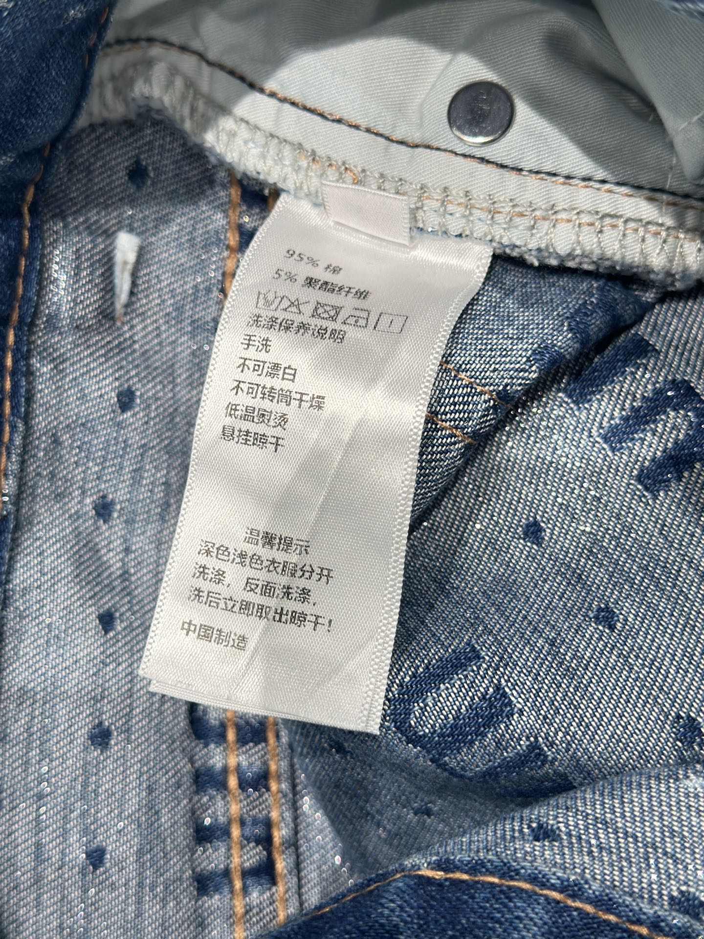 🛒𝐍𝐄𝐖 · 𝟐𝟎𝟐6/爆款现货原创 设计师｜提花字母直筒牛仔裤采用高端定制面料，牛仔穿起来非常舒适，常