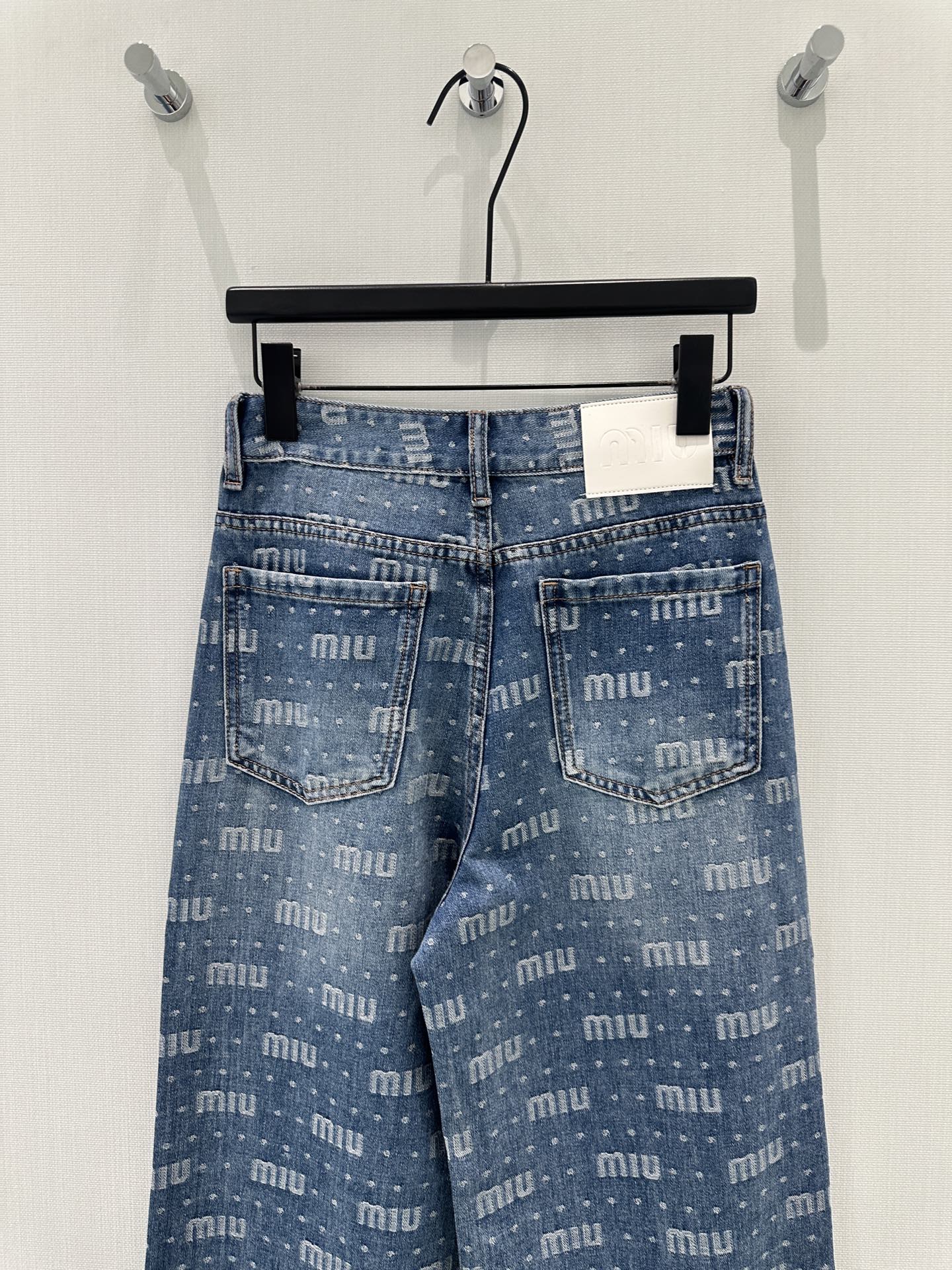 🛒𝐍𝐄𝐖 · 𝟐𝟎𝟐6/爆款现货原创 设计师｜提花字母直筒牛仔裤采用高端定制面料，牛仔穿起来非常舒适，常