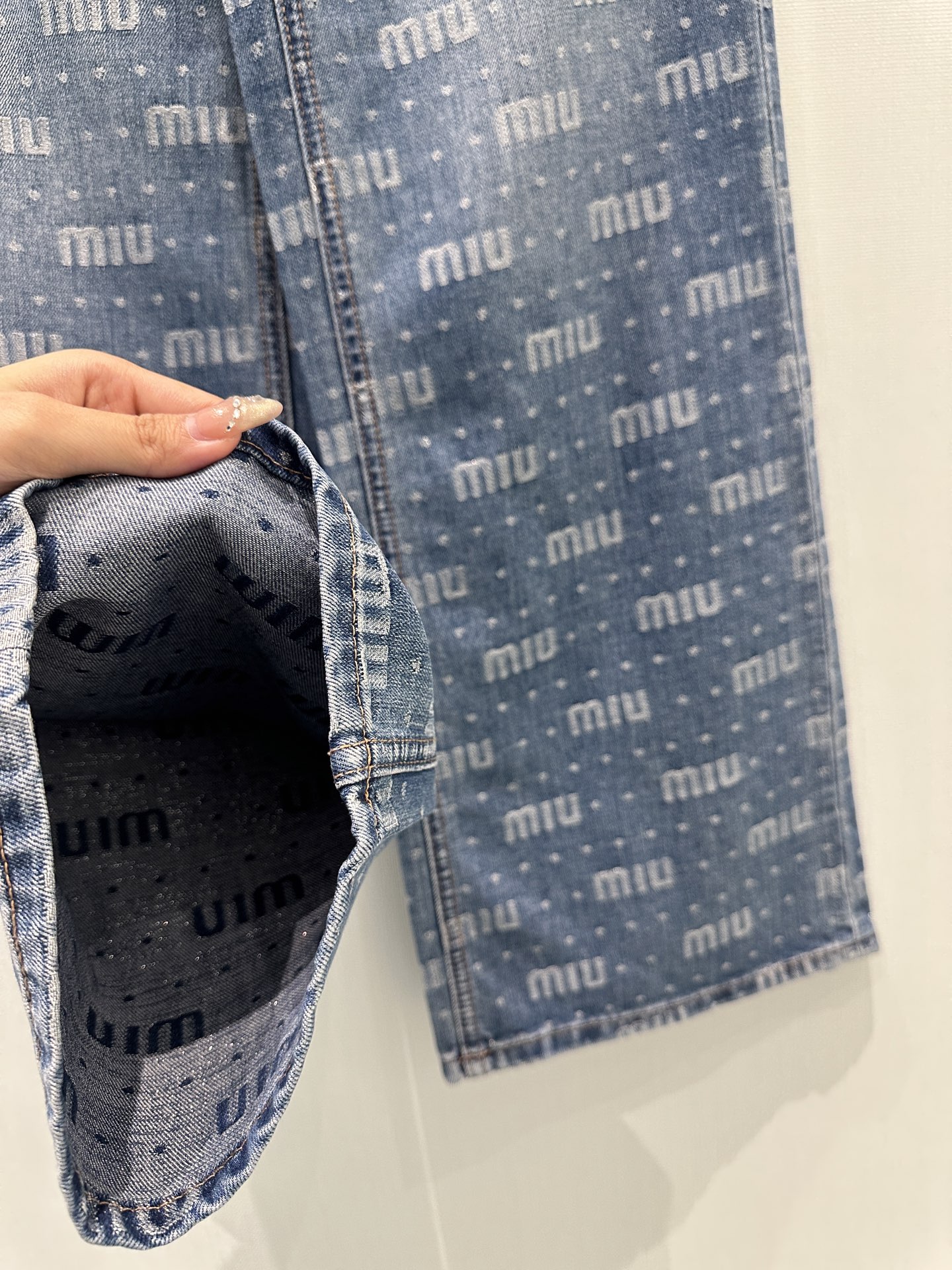 🛒𝐍𝐄𝐖 · 𝟐𝟎𝟐6/爆款现货原创 设计师｜提花字母直筒牛仔裤采用高端定制面料，牛仔穿起来非常舒适，常