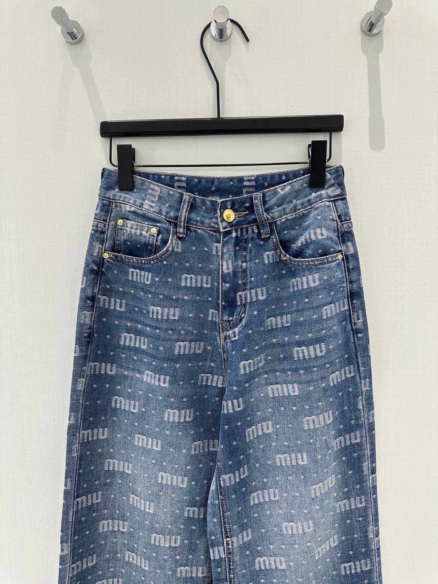 🛒𝐍𝐄𝐖 · 𝟐𝟎𝟐6/爆款现货原创 设计师｜提花字母直筒牛仔裤采用高端定制面料，牛仔穿起来非常舒适，常