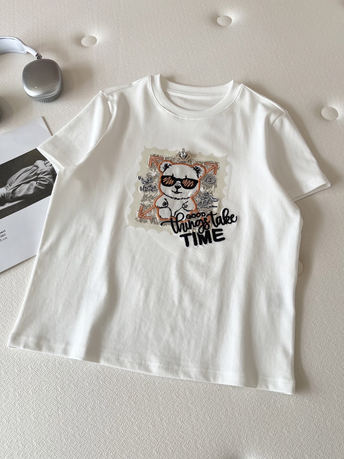 🛒𝐍𝐄𝐖 · 𝟐𝟎𝟐6/爆款现货【春夏上新】 设计师小众｜2026新款别针皇冠暴力熊刺绣工艺款弹力T恤高