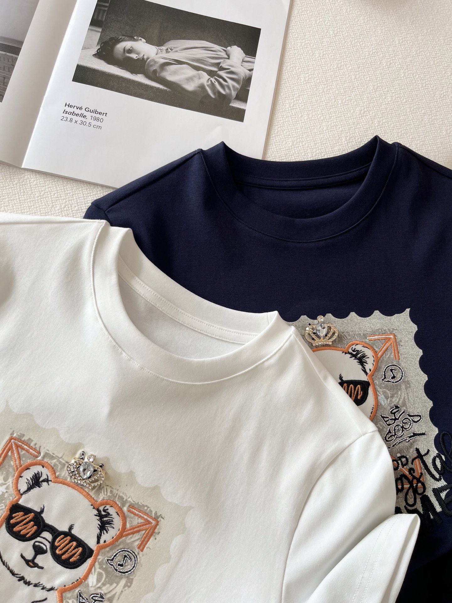 🛒𝐍𝐄𝐖 · 𝟐𝟎𝟐6/爆款现货【春夏上新】 设计师小众｜2026新款别针皇冠暴力熊刺绣工艺款弹力T恤高