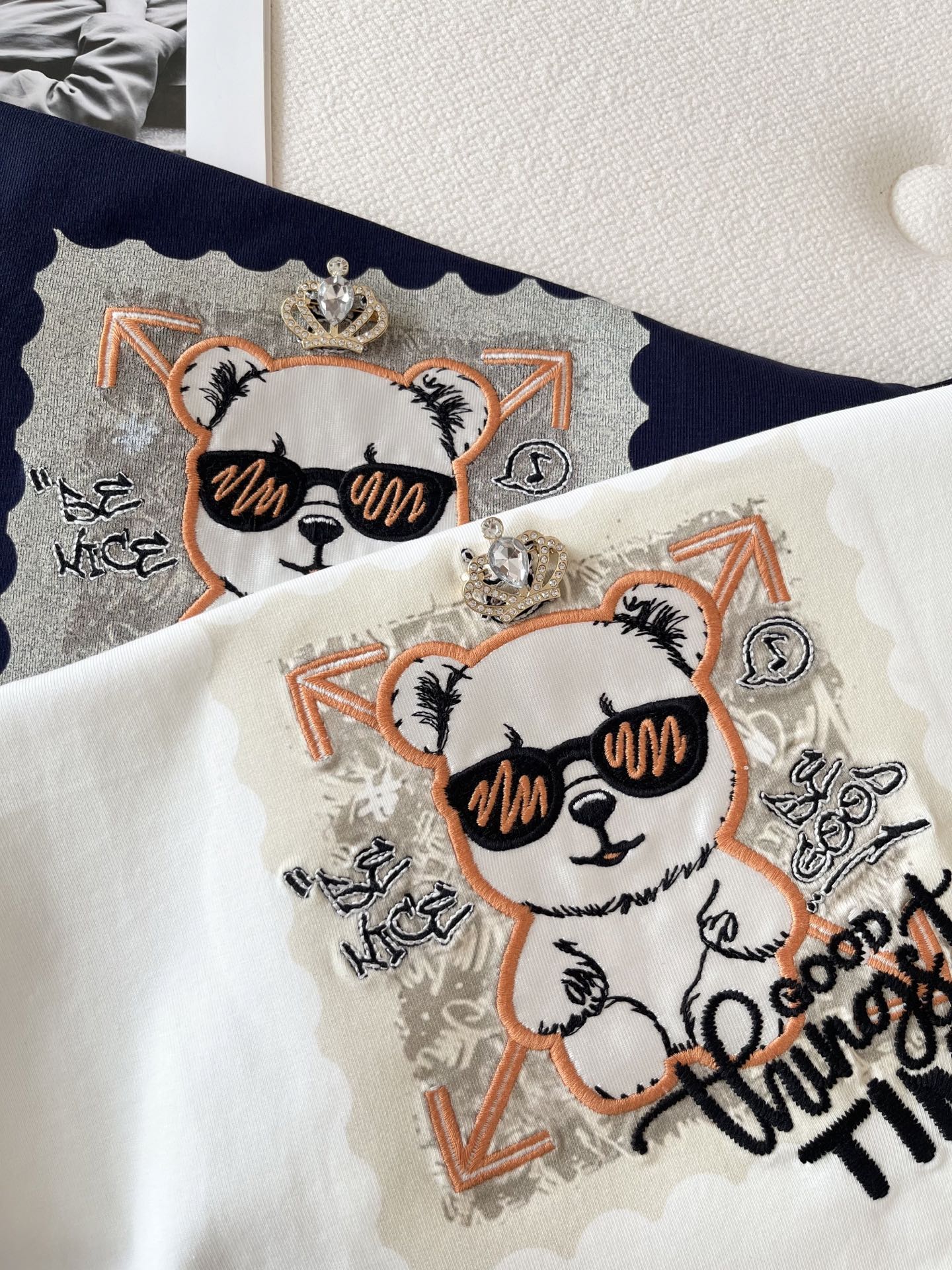 🛒𝐍𝐄𝐖 · 𝟐𝟎𝟐6/爆款现货【春夏上新】 设计师小众｜2026新款别针皇冠暴力熊刺绣工艺款弹力T恤高