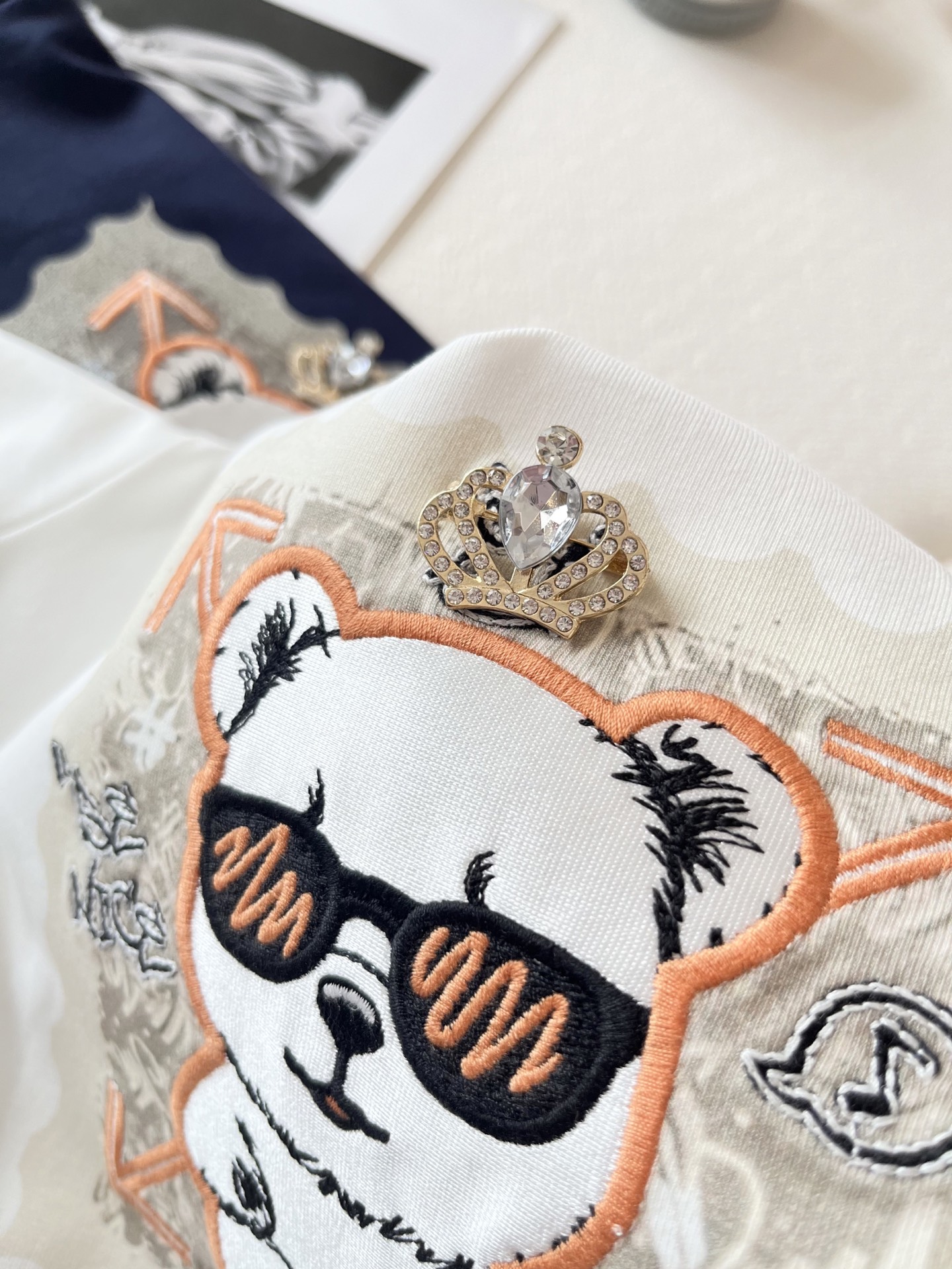 🛒𝐍𝐄𝐖 · 𝟐𝟎𝟐6/爆款现货【春夏上新】 设计师小众｜2026新款别针皇冠暴力熊刺绣工艺款弹力T恤高