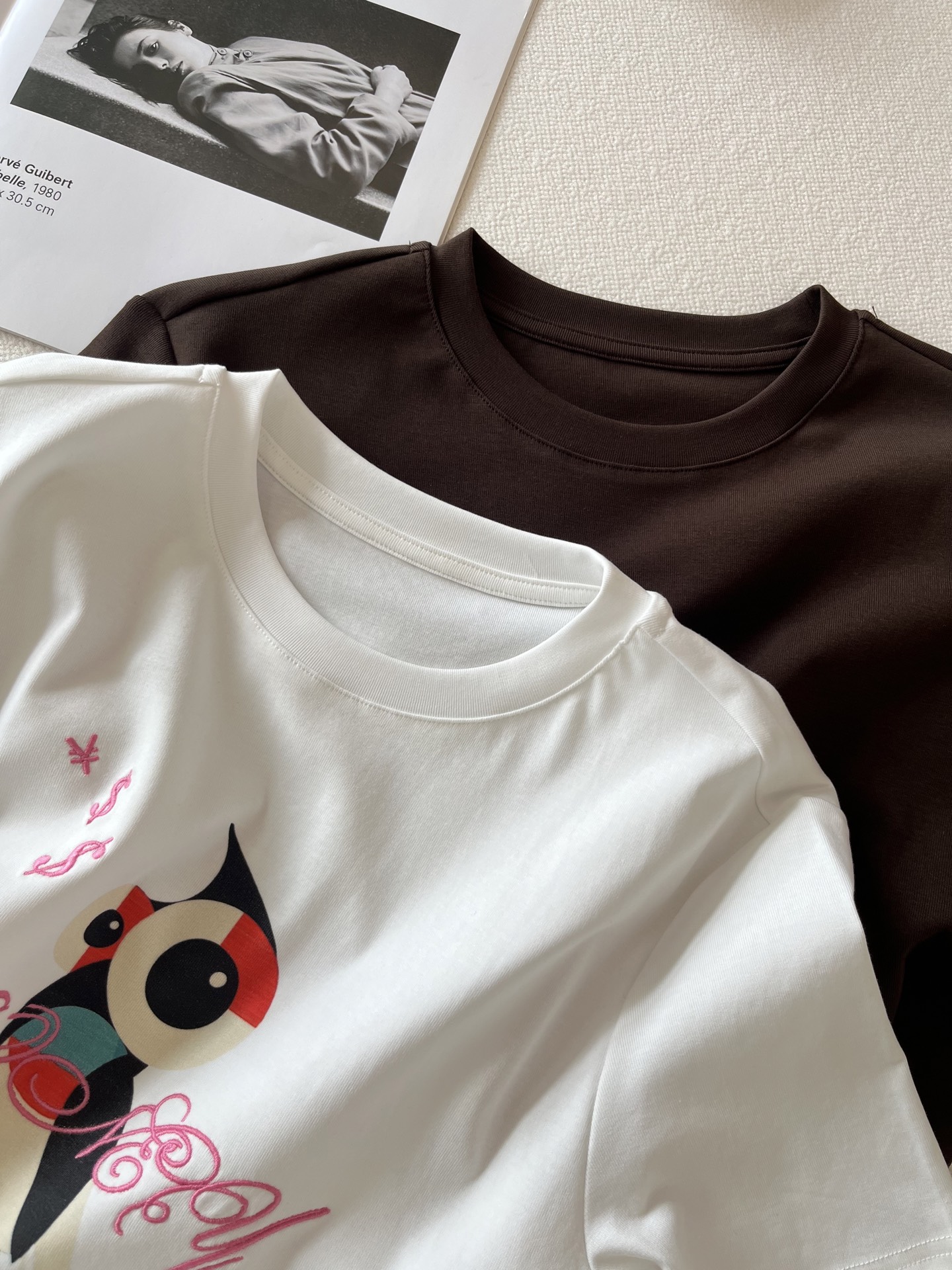 🛒𝐍𝐄𝐖 · 𝟐𝟎𝟐6/爆款现货【春夏上新】 设计师小众｜2026新款撞色猫头鹰印花刺绣工艺款弹力T恤高