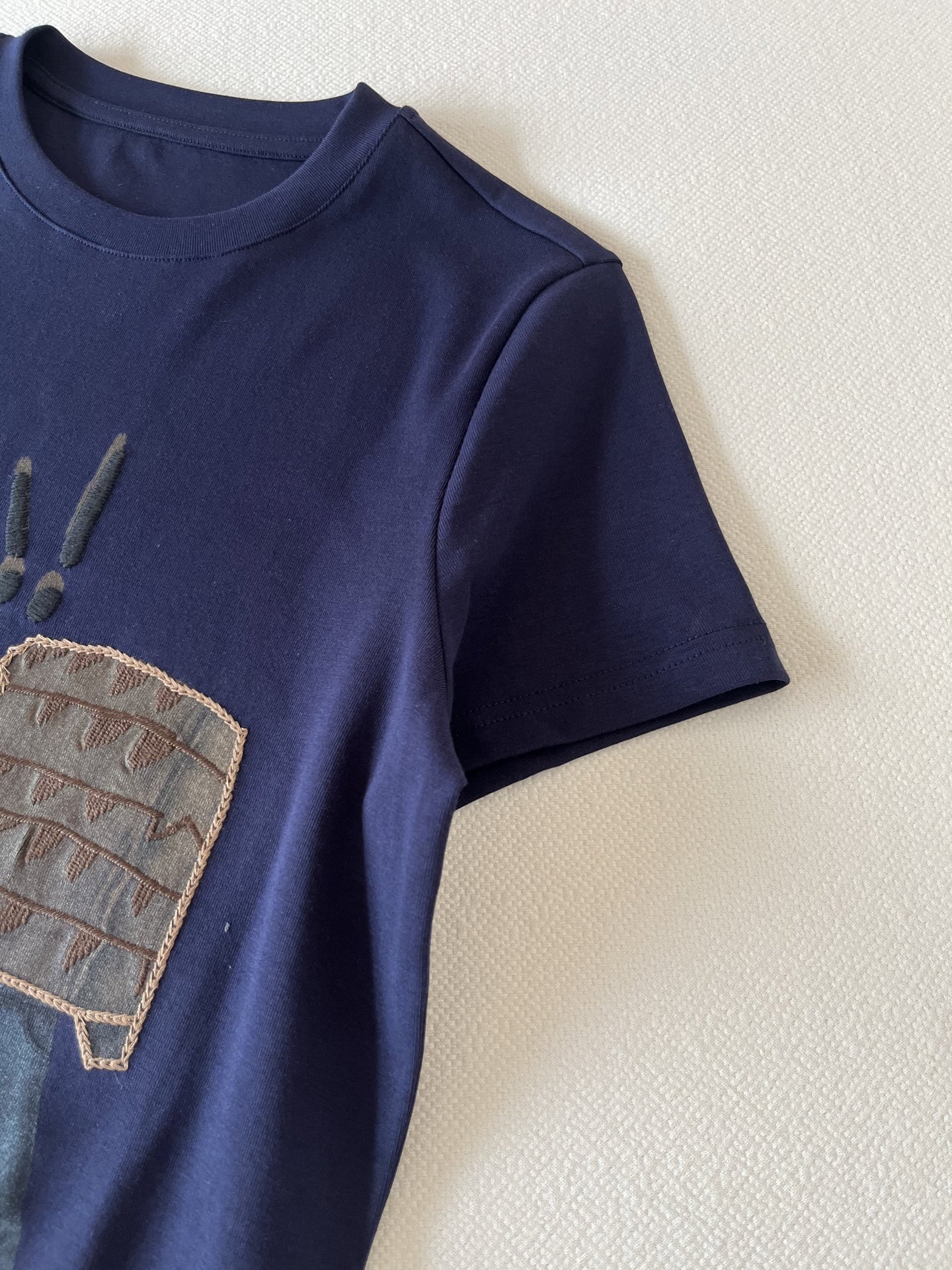 🛒𝐍𝐄𝐖 · 𝟐𝟎𝟐6/爆款现货【春夏上新】 设计师小众｜2026新款艺术勾线印花工艺款弹力T恤高订面料