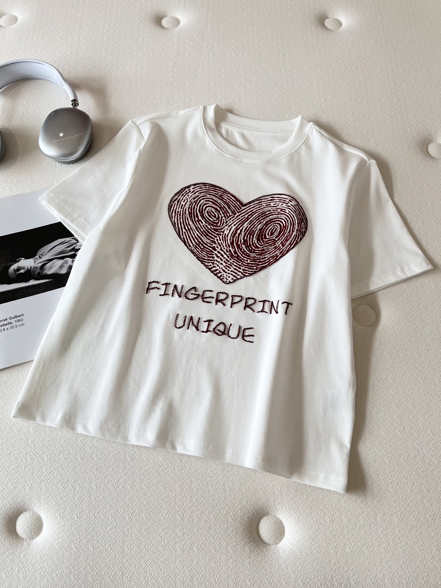 🛒𝐍𝐄𝐖 · 𝟐𝟎𝟐6/爆款现货【春夏上新】 设计师小众｜2026新款爱心刺绣订珠工艺款弹力T恤高订面料