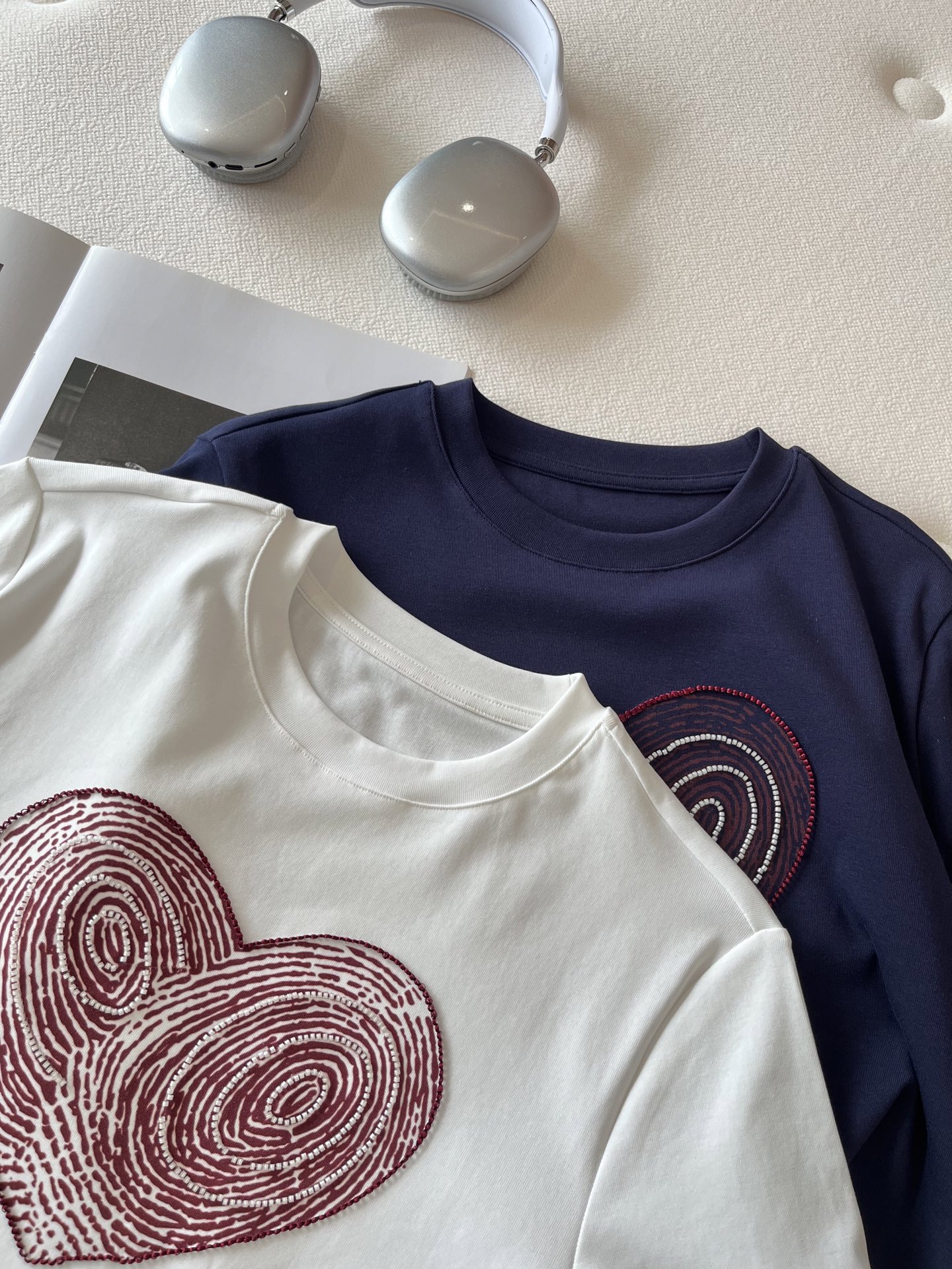 🛒𝐍𝐄𝐖 · 𝟐𝟎𝟐6/爆款现货【春夏上新】 设计师小众｜2026新款爱心刺绣订珠工艺款弹力T恤高订面料