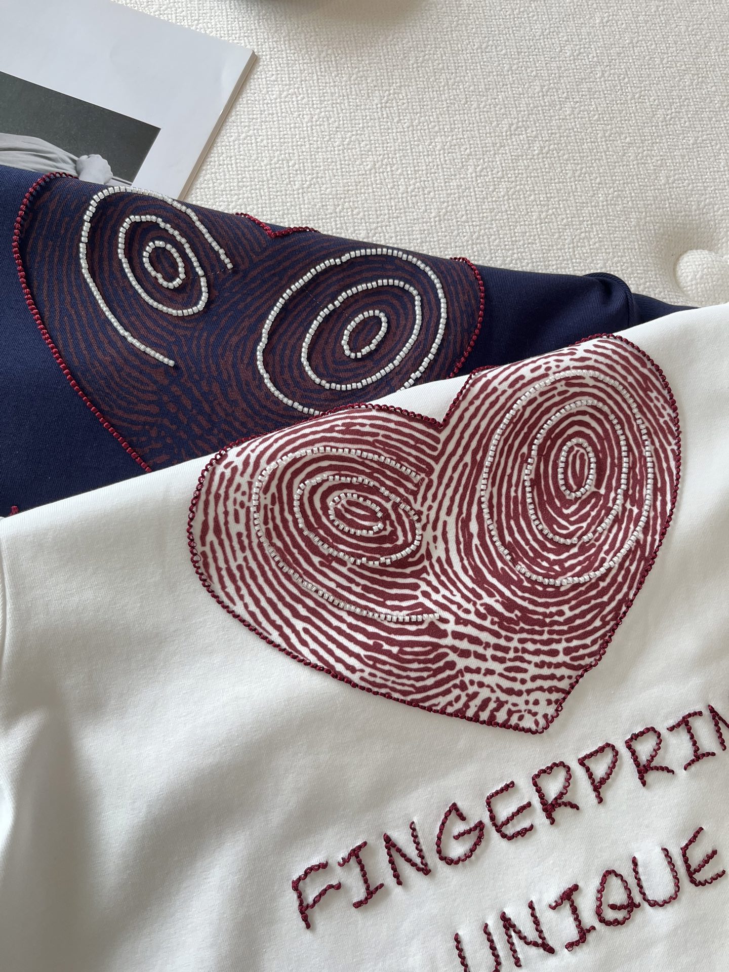 🛒𝐍𝐄𝐖 · 𝟐𝟎𝟐6/爆款现货【春夏上新】 设计师小众｜2026新款爱心刺绣订珠工艺款弹力T恤高订面料