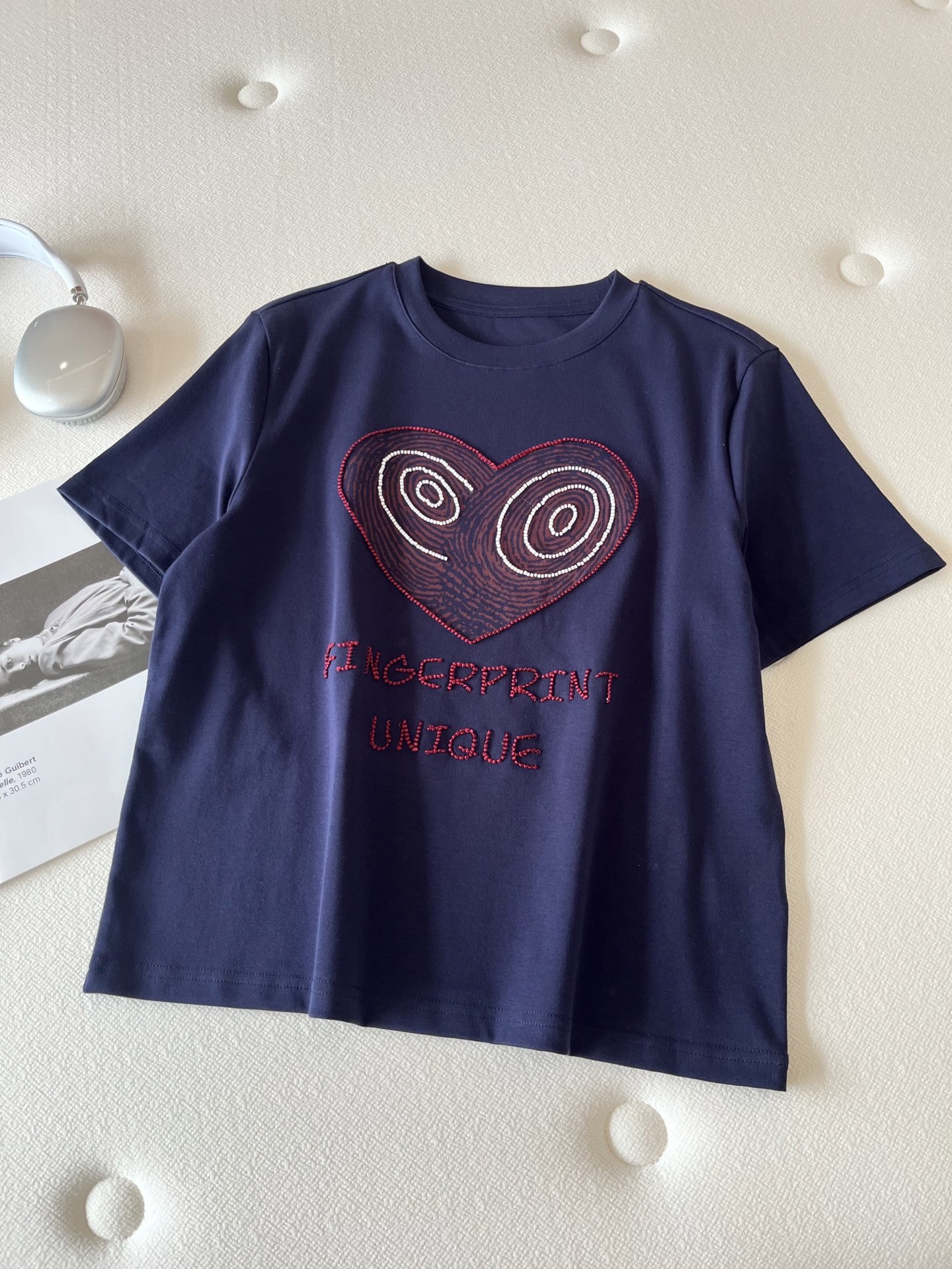 🛒𝐍𝐄𝐖 · 𝟐𝟎𝟐6/爆款现货【春夏上新】 设计师小众｜2026新款爱心刺绣订珠工艺款弹力T恤高订面料