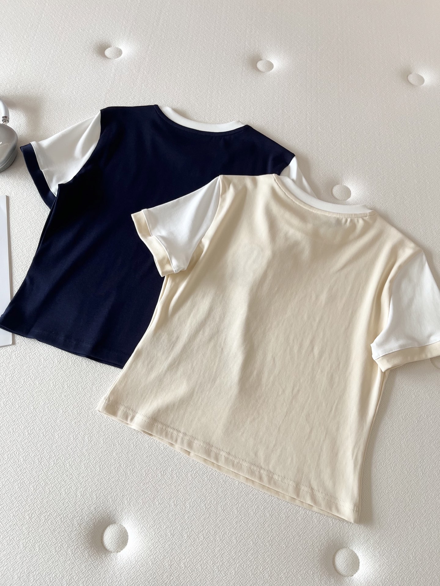 🛒𝐍𝐄𝐖 · 𝟐𝟎𝟐6/爆款现货【春夏上新】 设计师小众｜2026新款刺绣拼接工艺款弹力T恤高订面料，百