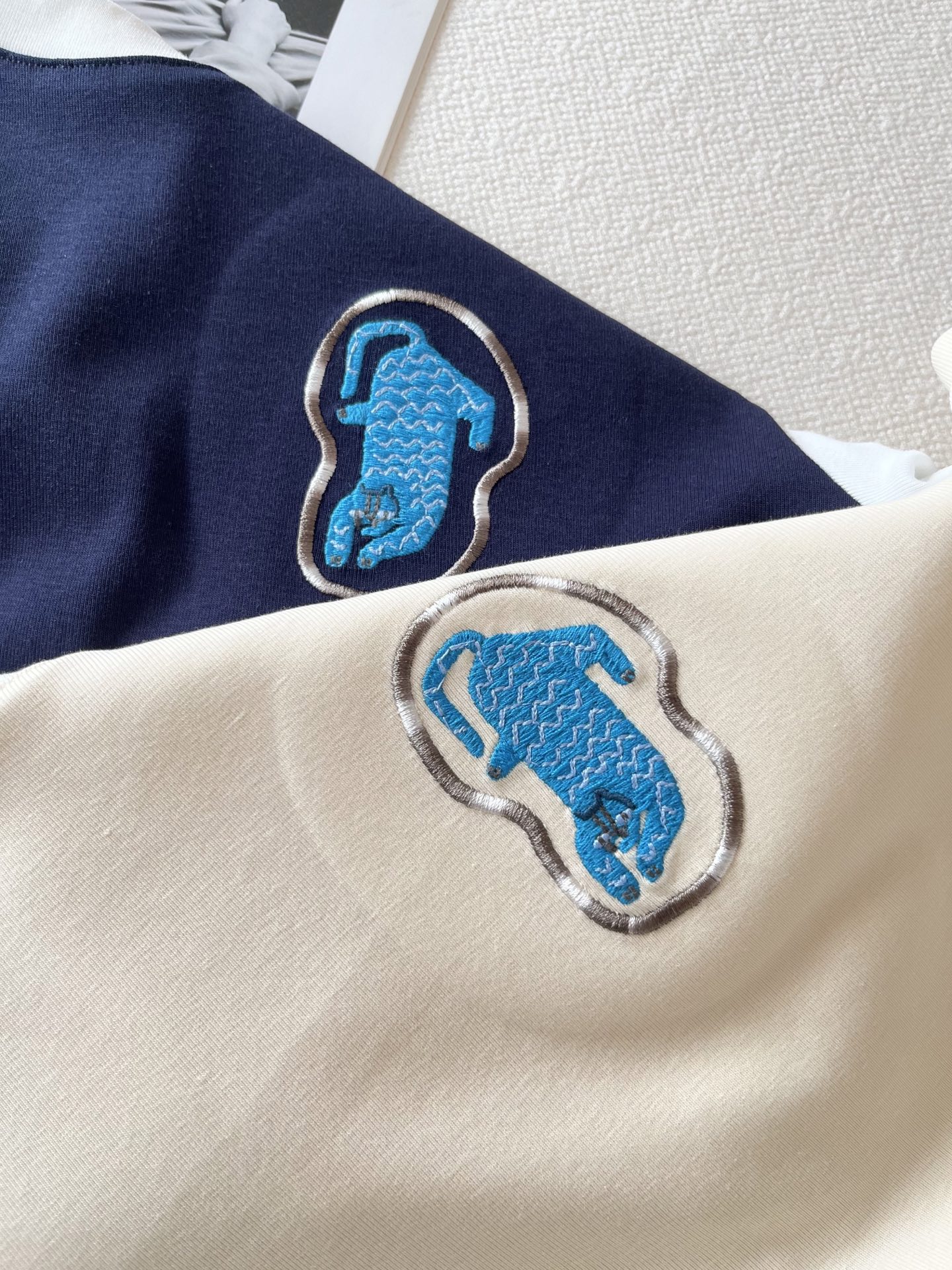 🛒𝐍𝐄𝐖 · 𝟐𝟎𝟐6/爆款现货【春夏上新】 设计师小众｜2026新款刺绣拼接工艺款弹力T恤高订面料，百