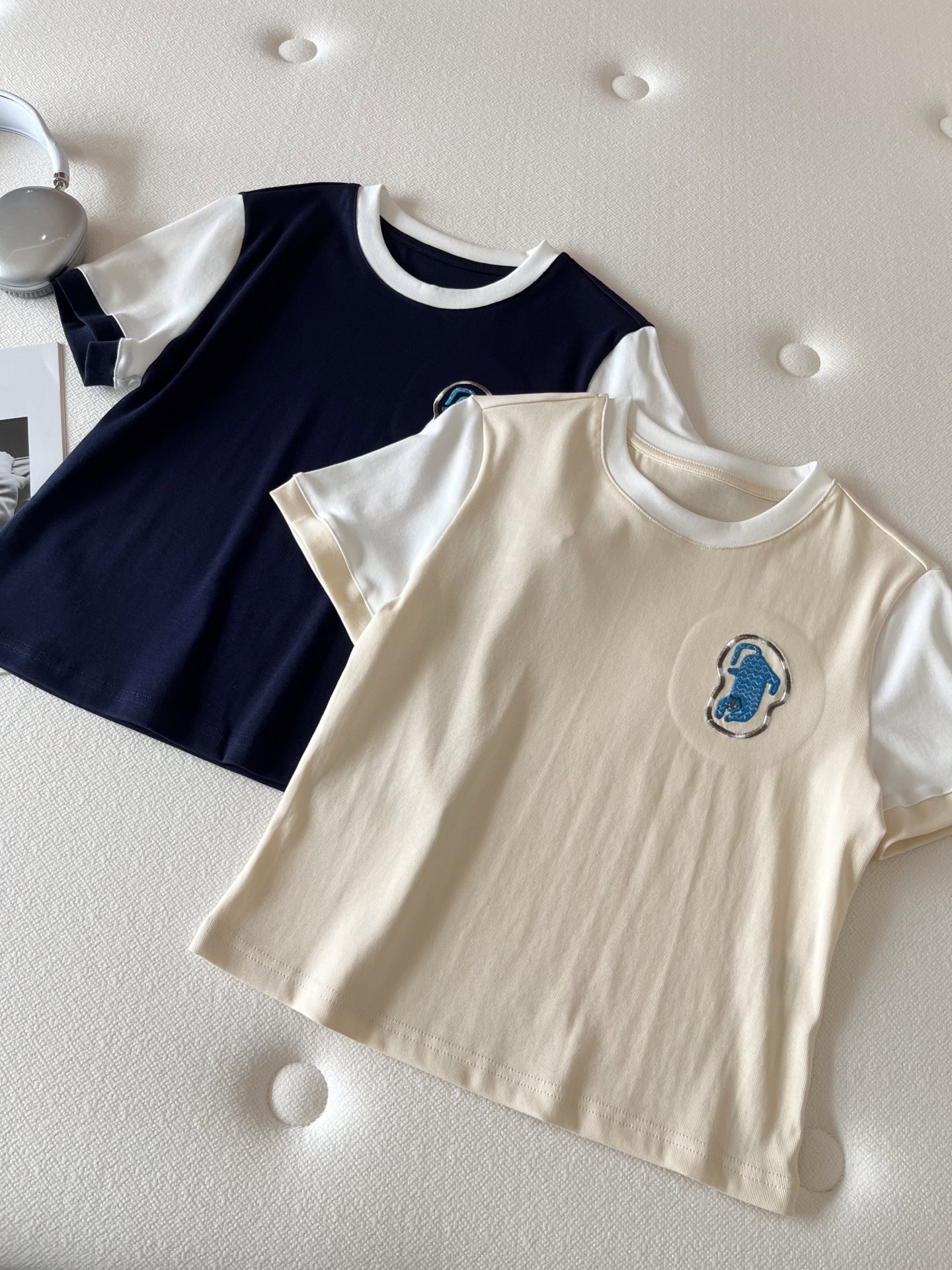 🛒𝐍𝐄𝐖 · 𝟐𝟎𝟐6/爆款现货【春夏上新】 设计师小众｜2026新款刺绣拼接工艺款弹力T恤高订面料，百