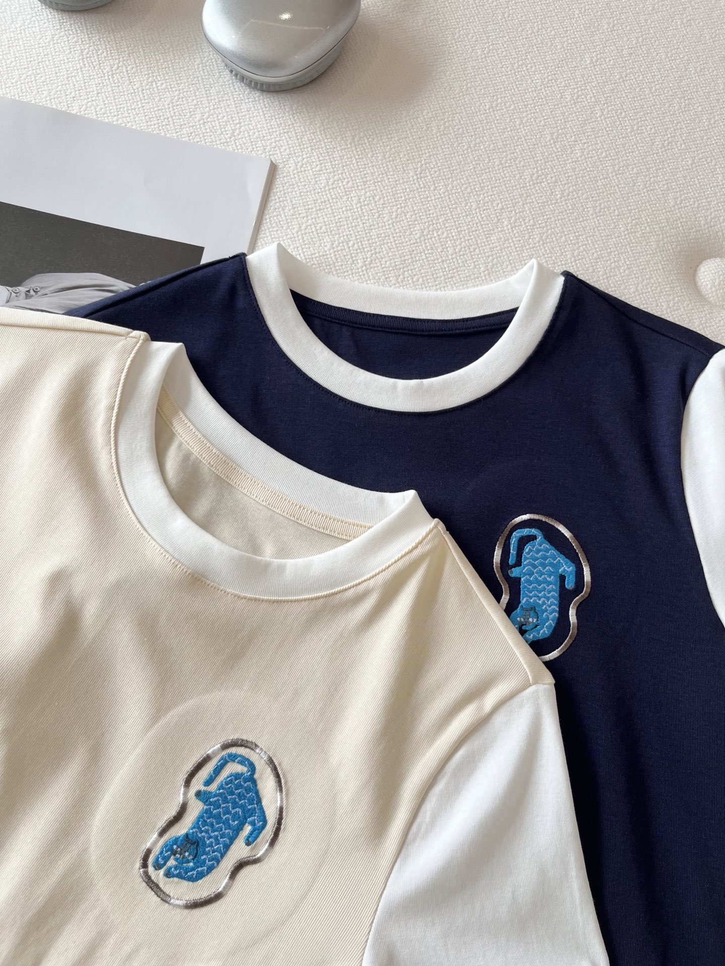 🛒𝐍𝐄𝐖 · 𝟐𝟎𝟐6/爆款现货【春夏上新】 设计师小众｜2026新款刺绣拼接工艺款弹力T恤高订面料，百