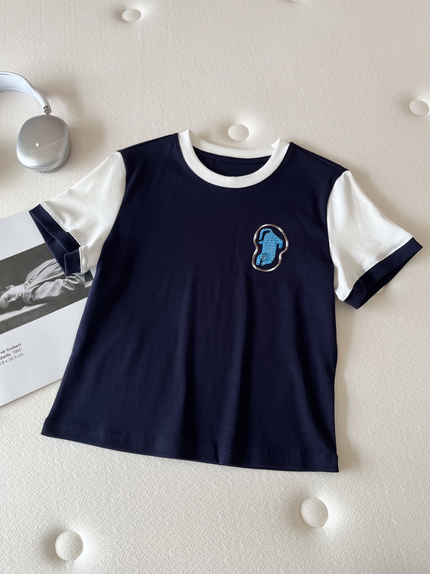 🛒𝐍𝐄𝐖 · 𝟐𝟎𝟐6/爆款现货【春夏上新】 设计师小众｜2026新款刺绣拼接工艺款弹力T恤高订面料，百