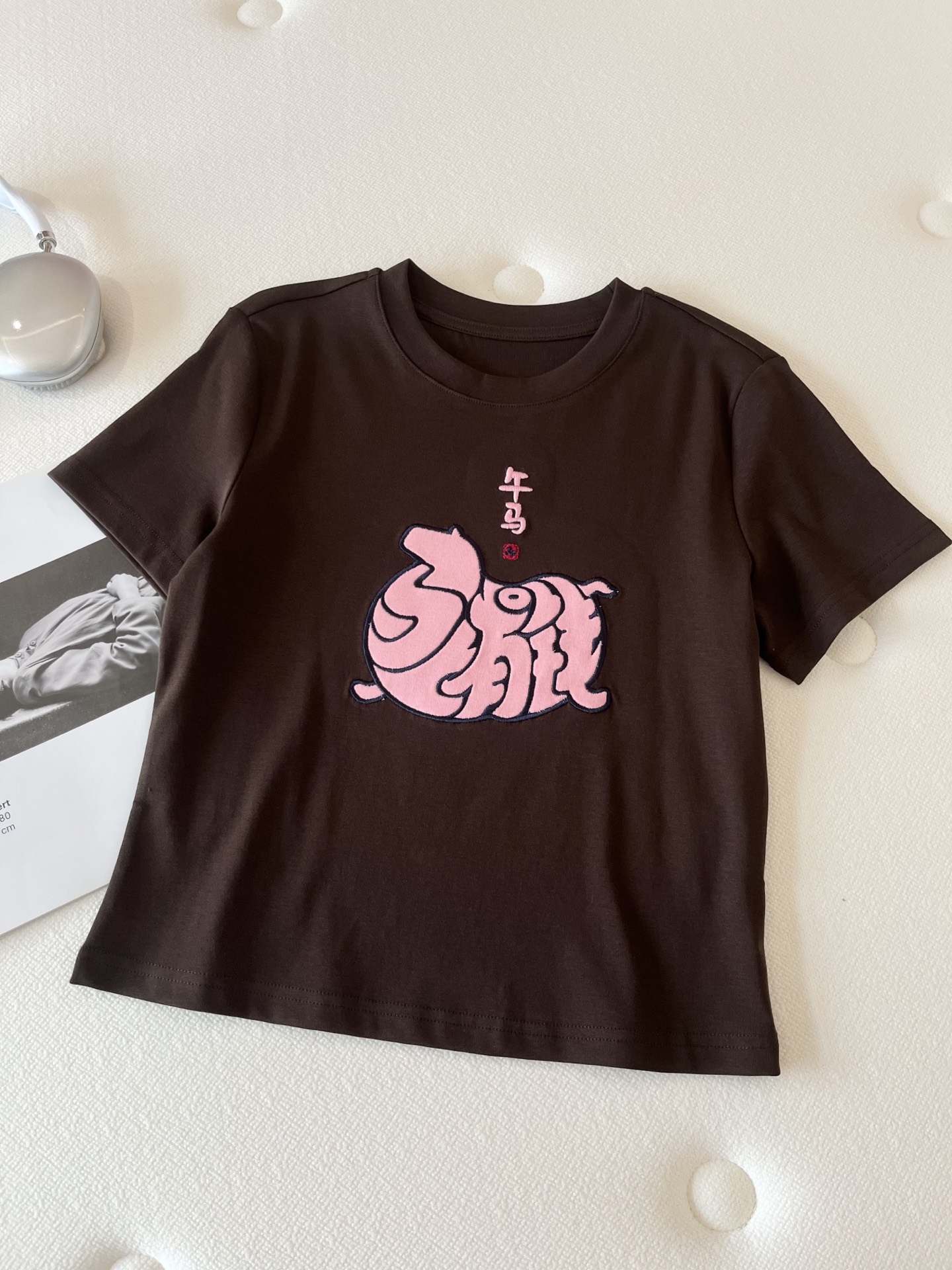 🛒𝐍𝐄𝐖 · 𝟐𝟎𝟐6/爆款现货【春夏上新】 设计师小众｜2026新款马年限定刺绣工艺款弹力T恤高订面料