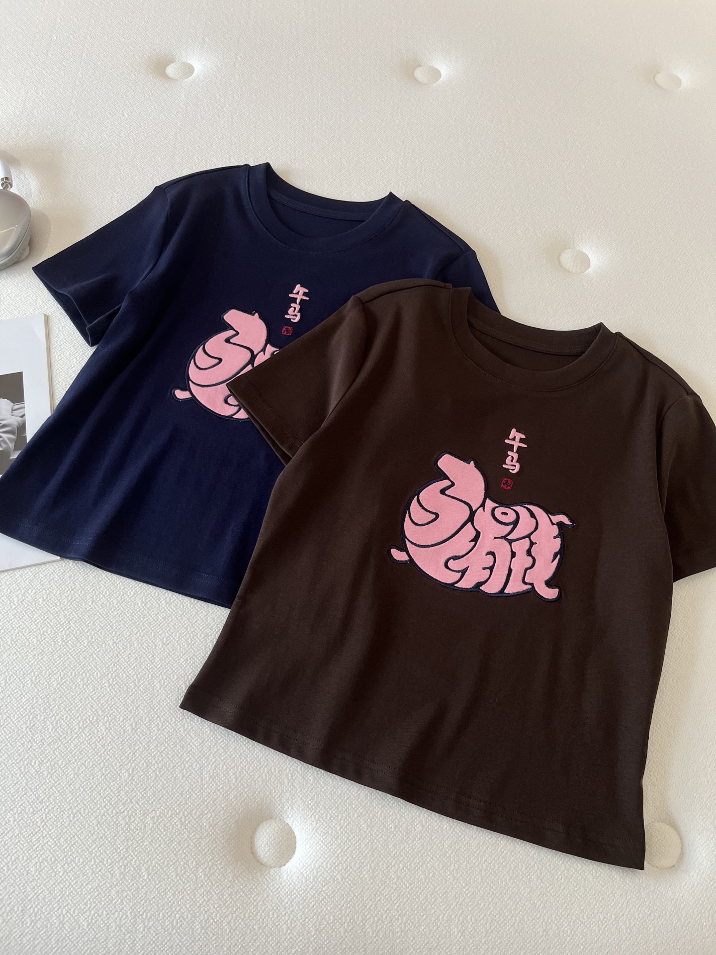 🛒𝐍𝐄𝐖 · 𝟐𝟎𝟐6/爆款现货【春夏上新】 设计师小众｜2026新款马年限定刺绣工艺款弹力T恤高订面料