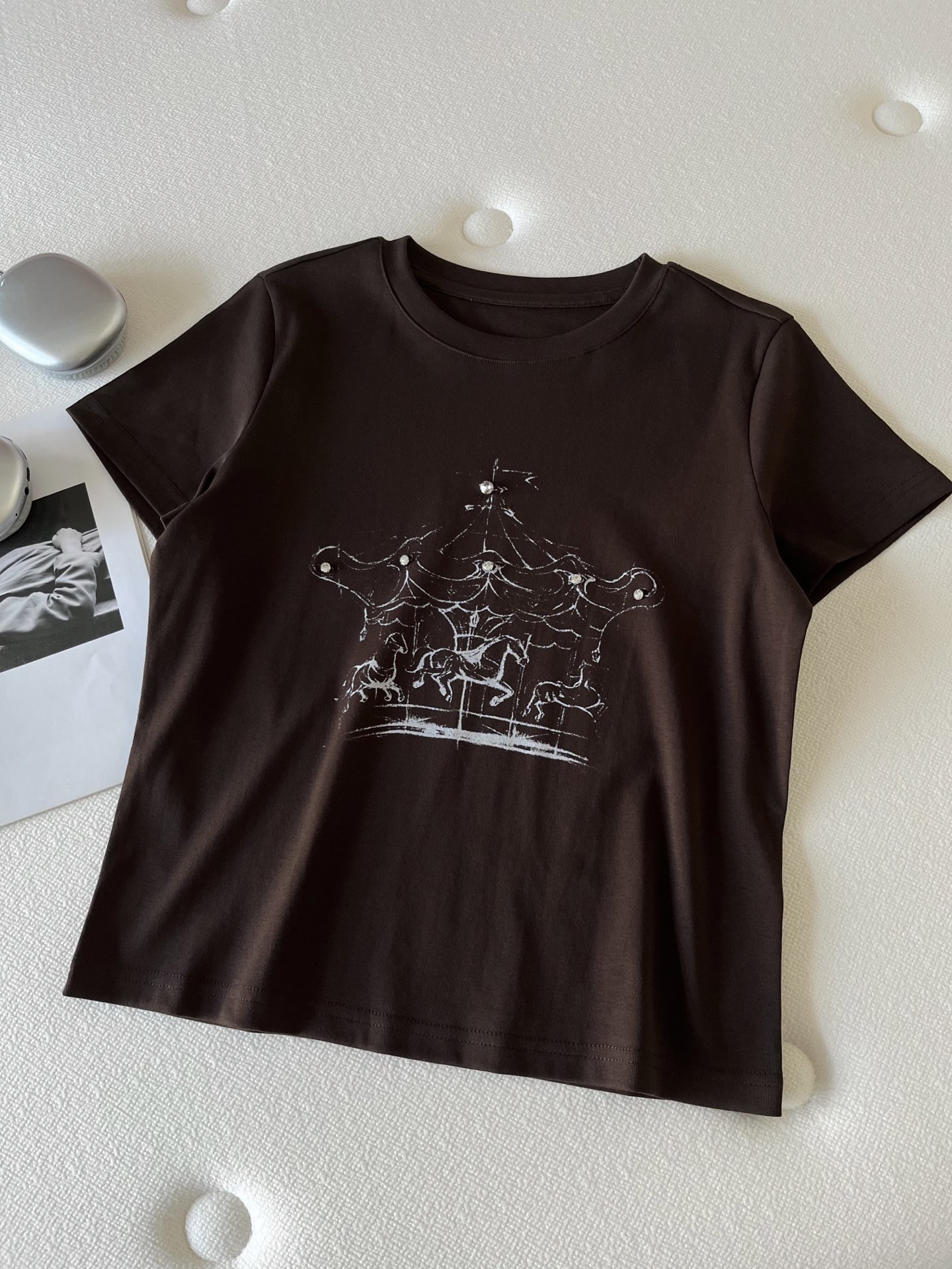 🛒𝐍𝐄𝐖 · 𝟐𝟎𝟐6/爆款现货【春夏上新】 设计师小众｜2026新款旋转木马手工钻工艺款弹力T恤高订面