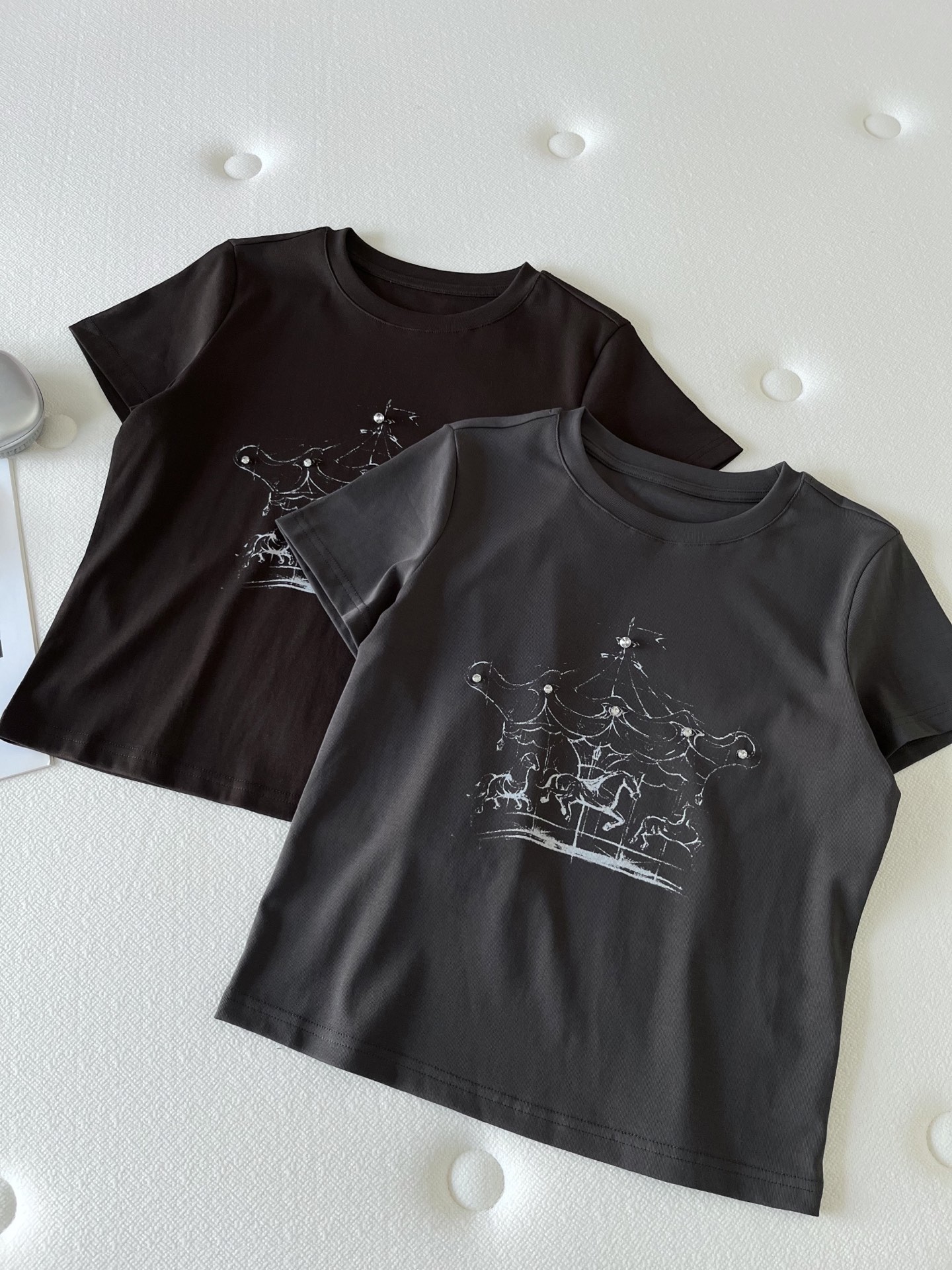 🛒𝐍𝐄𝐖 · 𝟐𝟎𝟐6/爆款现货【春夏上新】 设计师小众｜2026新款旋转木马手工钻工艺款弹力T恤高订面