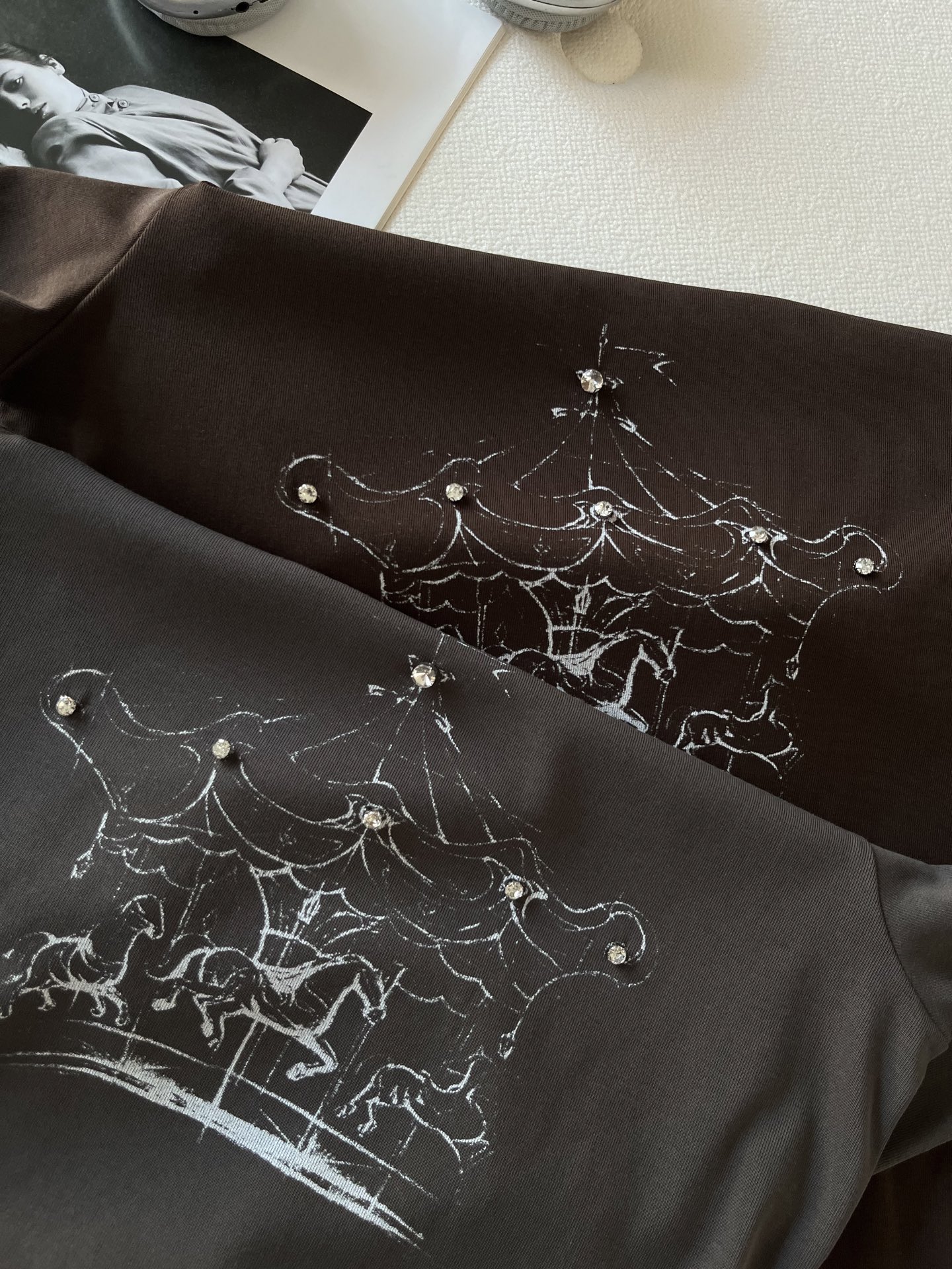 🛒𝐍𝐄𝐖 · 𝟐𝟎𝟐6/爆款现货【春夏上新】 设计师小众｜2026新款旋转木马手工钻工艺款弹力T恤高订面