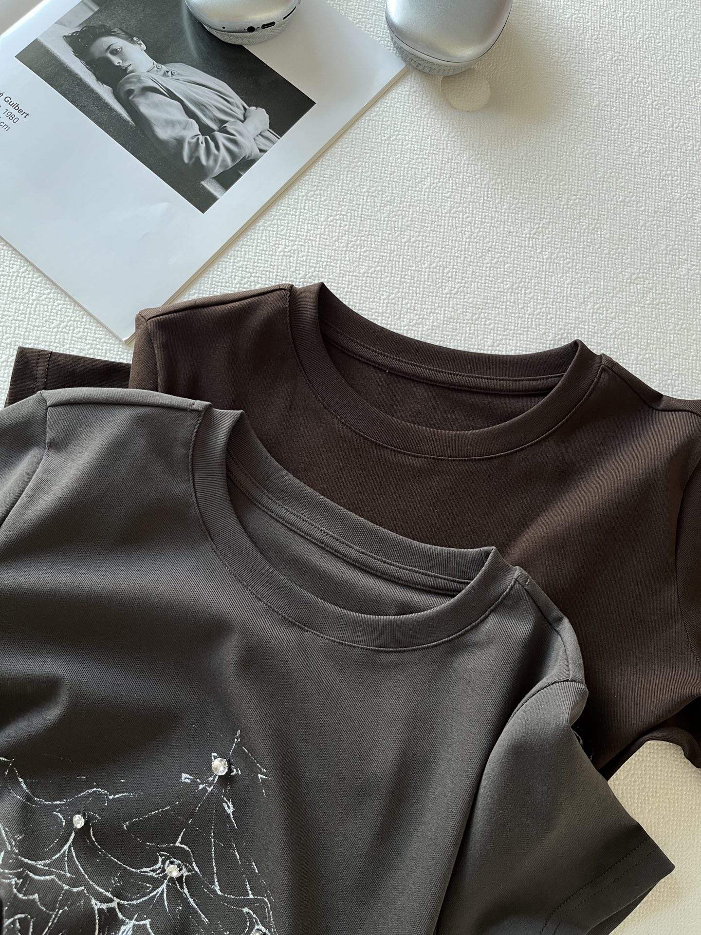 🛒𝐍𝐄𝐖 · 𝟐𝟎𝟐6/爆款现货【春夏上新】 设计师小众｜2026新款旋转木马手工钻工艺款弹力T恤高订面