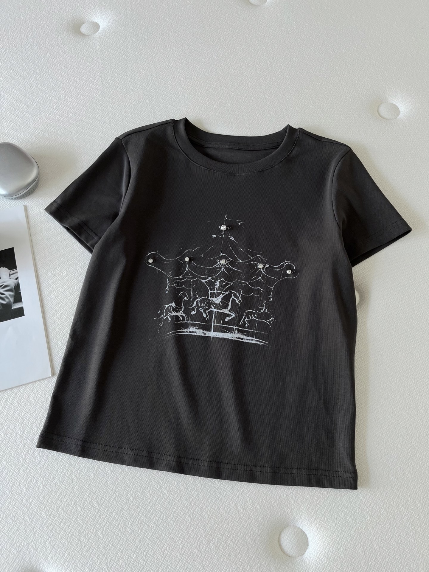 🛒𝐍𝐄𝐖 · 𝟐𝟎𝟐6/爆款现货【春夏上新】 设计师小众｜2026新款旋转木马手工钻工艺款弹力T恤高订面