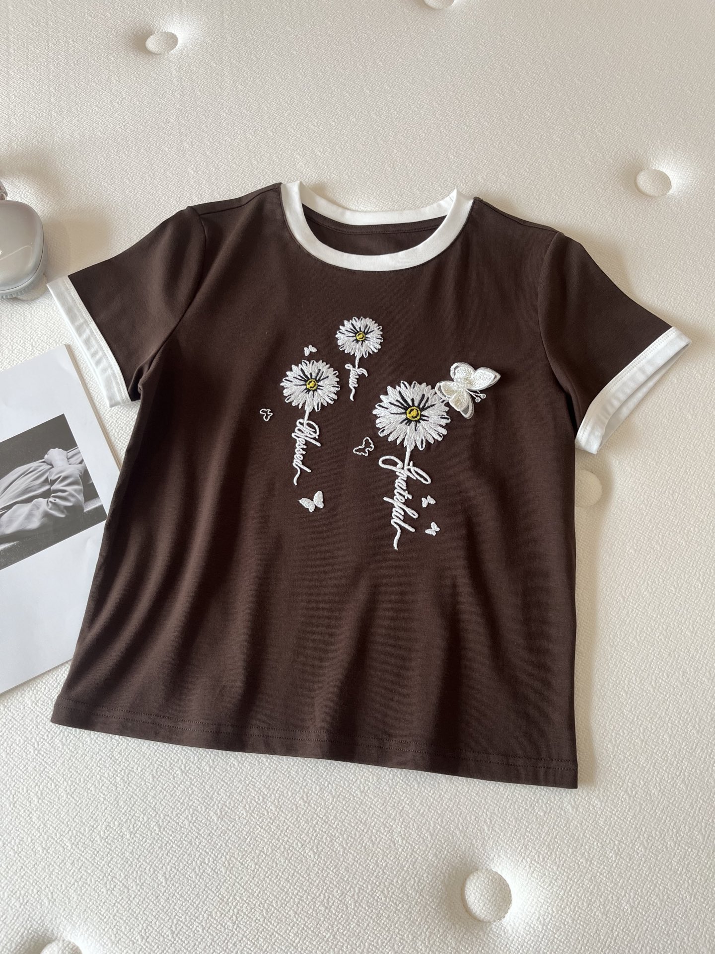 🛒𝐍𝐄𝐖 · 𝟐𝟎𝟐6/爆款现货【春夏上新】 设计师小众｜2026新款立体蝴蝶刺绣工艺款弹力T恤高订面料