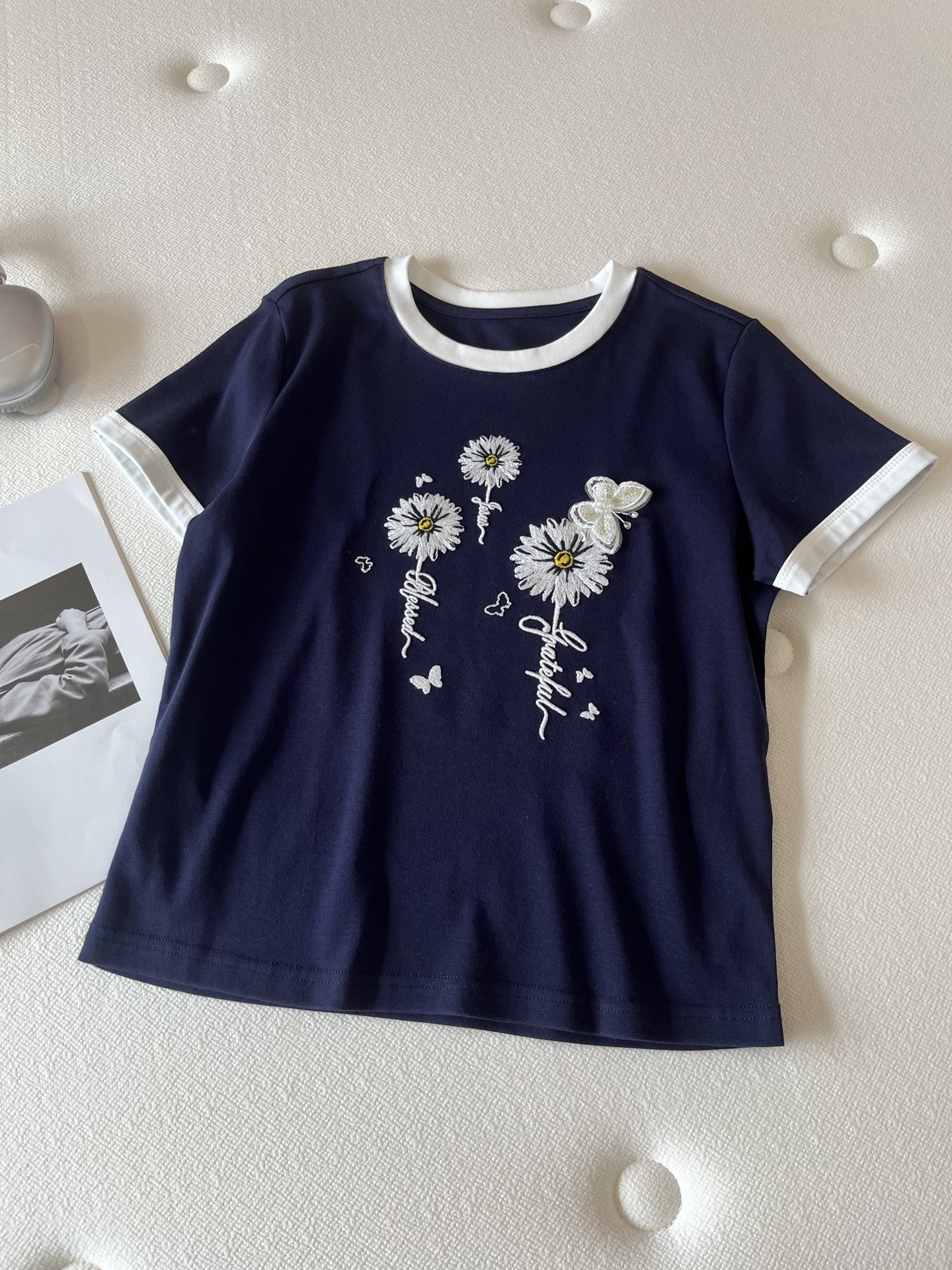 🛒𝐍𝐄𝐖 · 𝟐𝟎𝟐6/爆款现货【春夏上新】 设计师小众｜2026新款立体蝴蝶刺绣工艺款弹力T恤高订面料