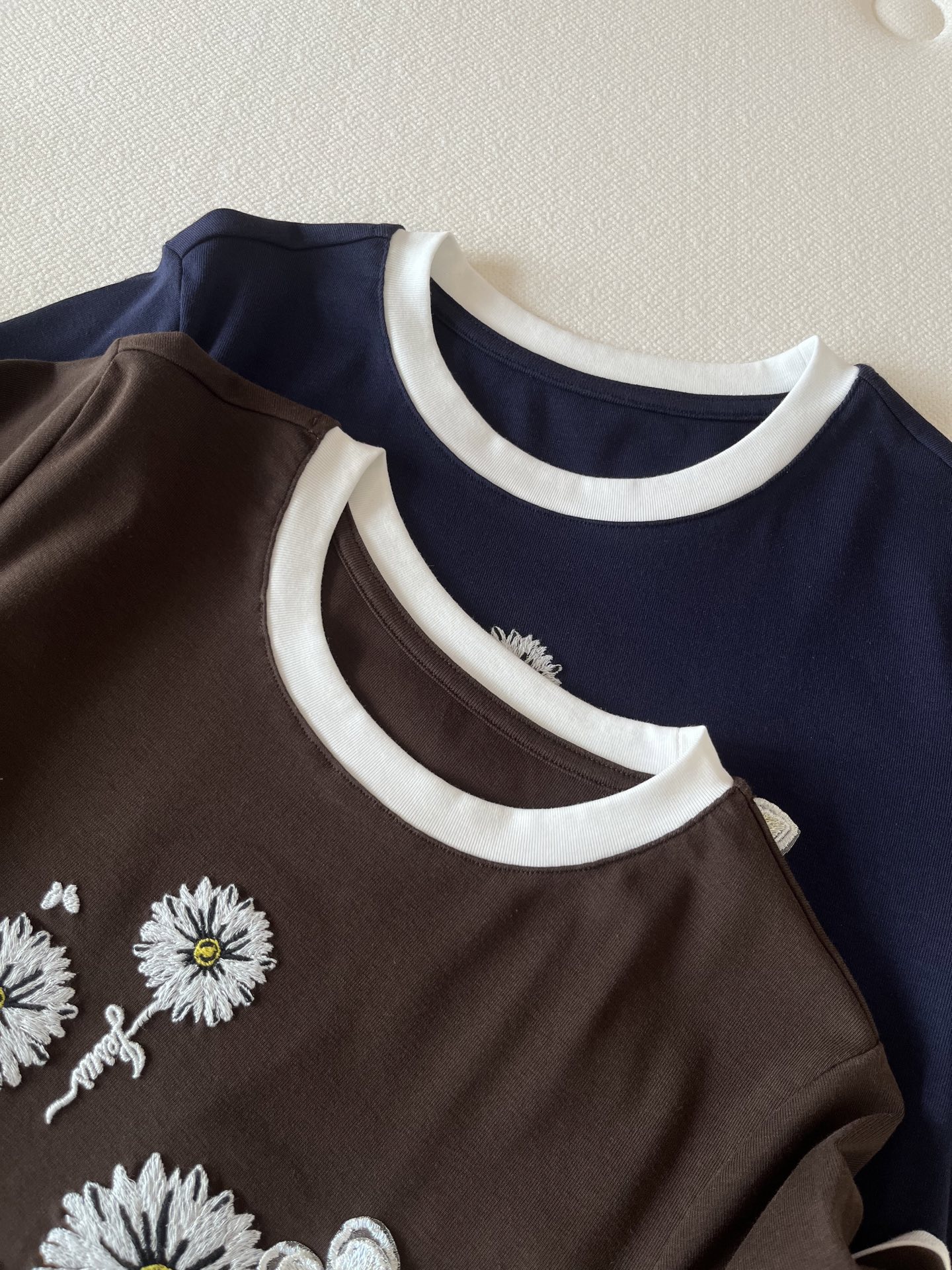 🛒𝐍𝐄𝐖 · 𝟐𝟎𝟐6/爆款现货【春夏上新】 设计师小众｜2026新款立体蝴蝶刺绣工艺款弹力T恤高订面料