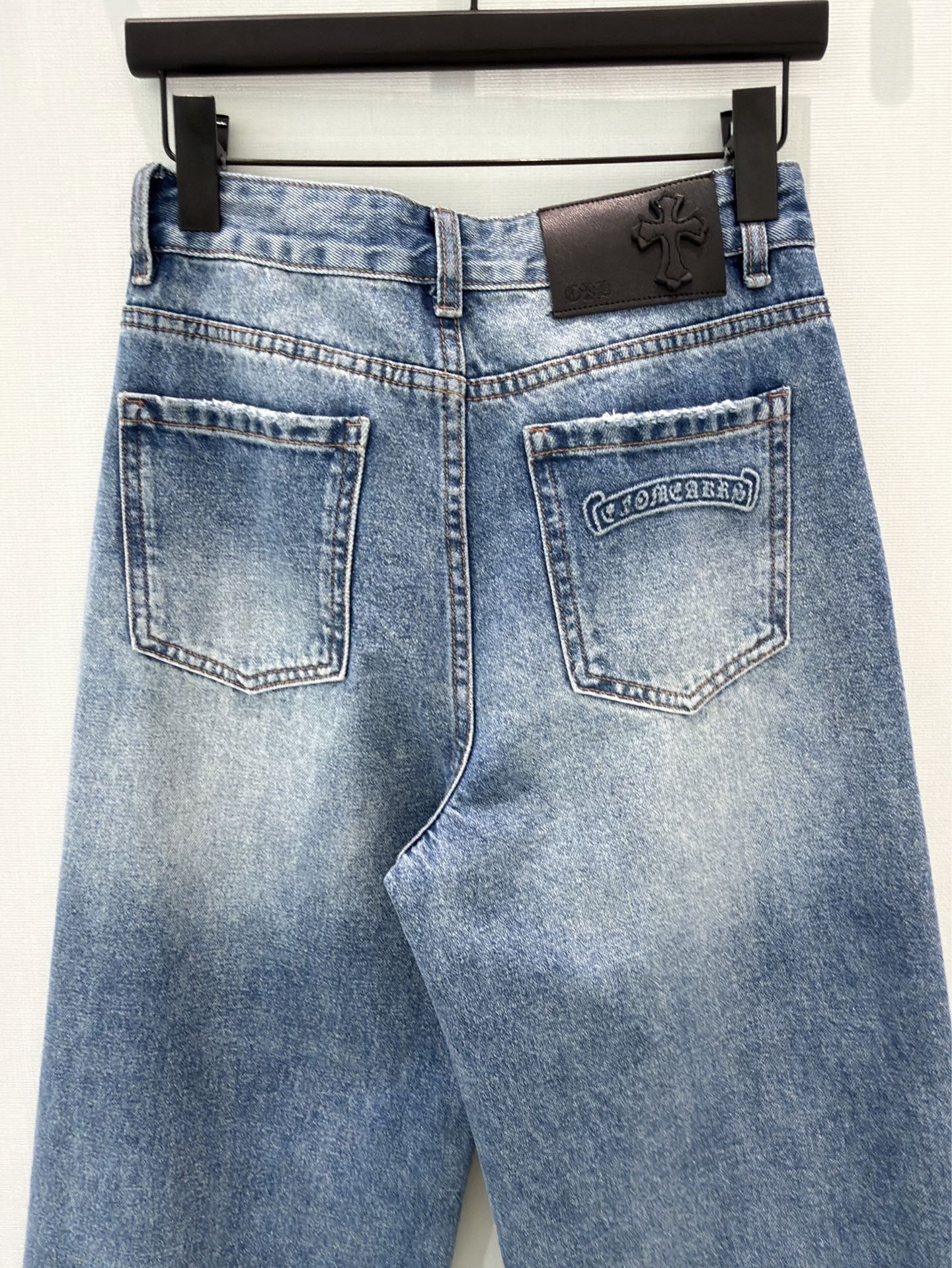 🛒𝐍𝐄𝐖 · 𝟐𝟎𝟐6/爆款现货原创 克罗星｜毛边错层直筒牛仔裤采用高端定制面料，牛仔穿起来非常舒适，常