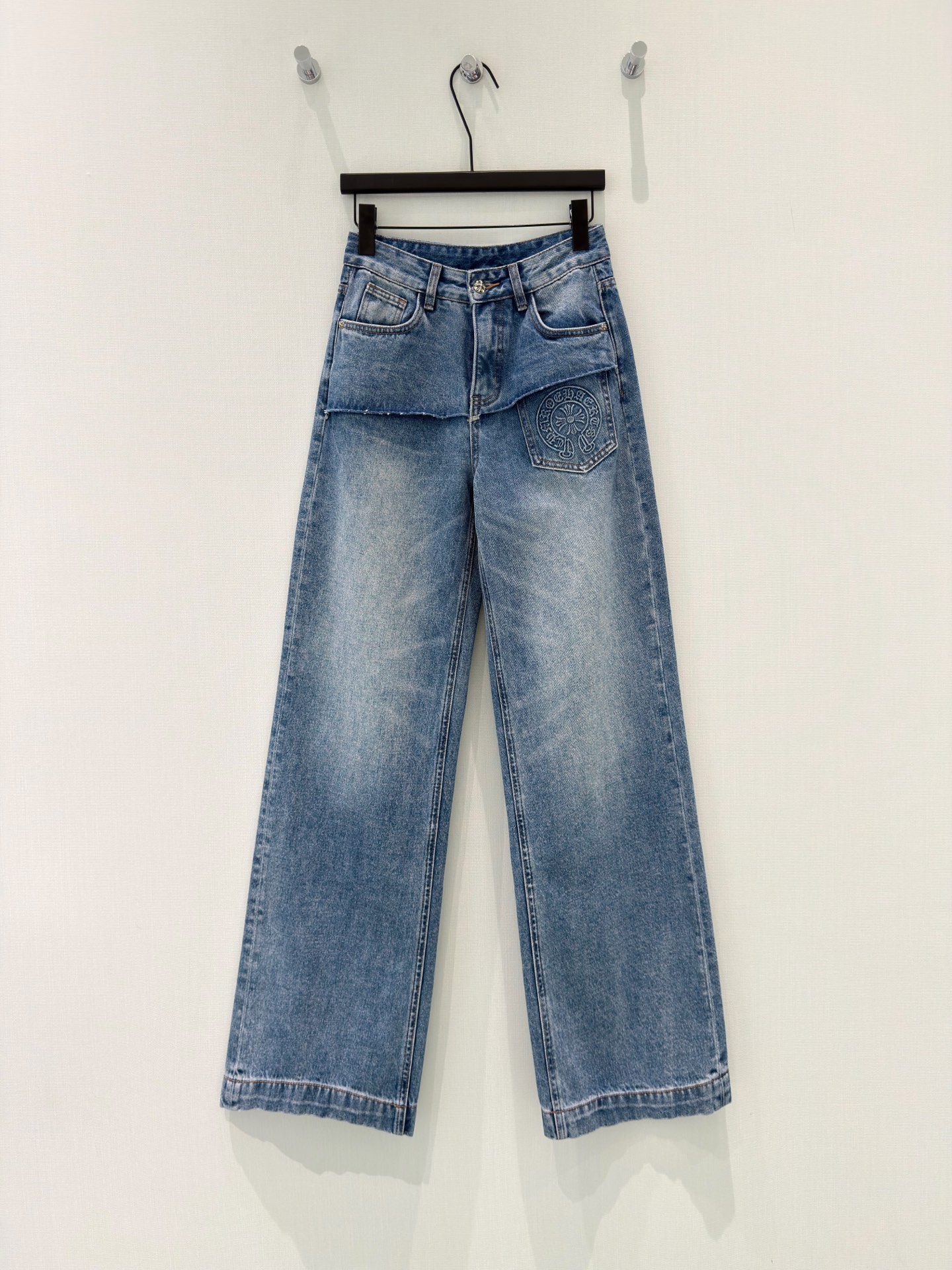 🛒𝐍𝐄𝐖 · 𝟐𝟎𝟐6/爆款现货原创 克罗星｜毛边错层直筒牛仔裤采用高端定制面料，牛仔穿起来非常舒适，常