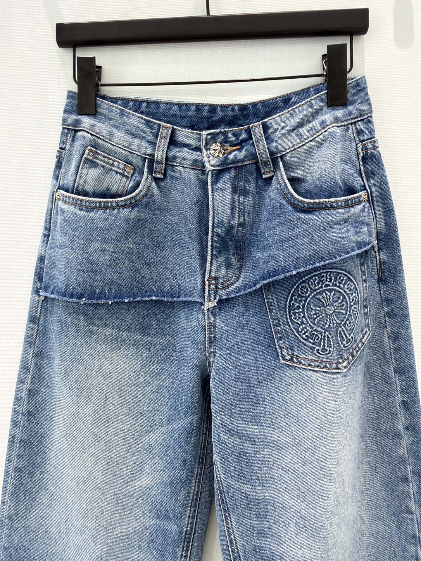 🛒𝐍𝐄𝐖 · 𝟐𝟎𝟐6/爆款现货原创 克罗星｜毛边错层直筒牛仔裤采用高端定制面料，牛仔穿起来非常舒适，常