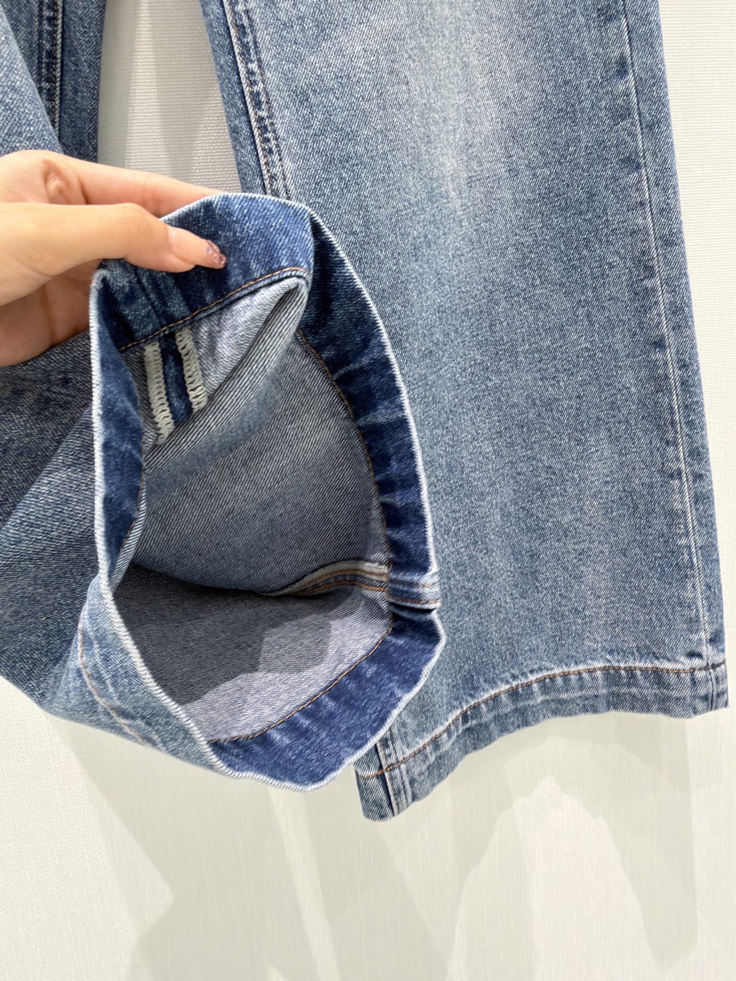 🛒𝐍𝐄𝐖 · 𝟐𝟎𝟐6/爆款现货原创 克罗星｜毛边错层直筒牛仔裤采用高端定制面料，牛仔穿起来非常舒适，常