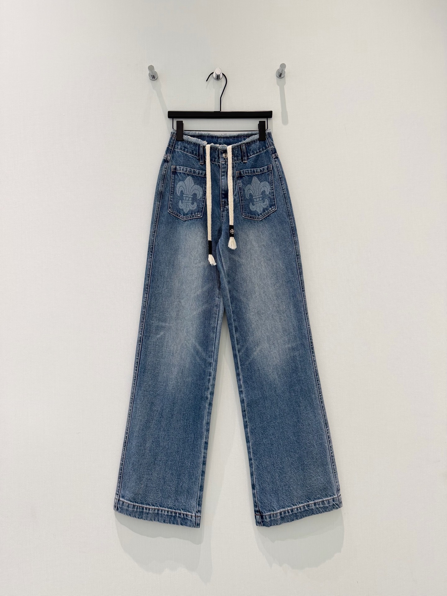 🛒𝐍𝐄𝐖 · 𝟐𝟎𝟐6/爆款现货原创 克罗星｜毛边抽绳直筒牛仔裤采用高端定制面料，牛仔穿起来非常舒适，常