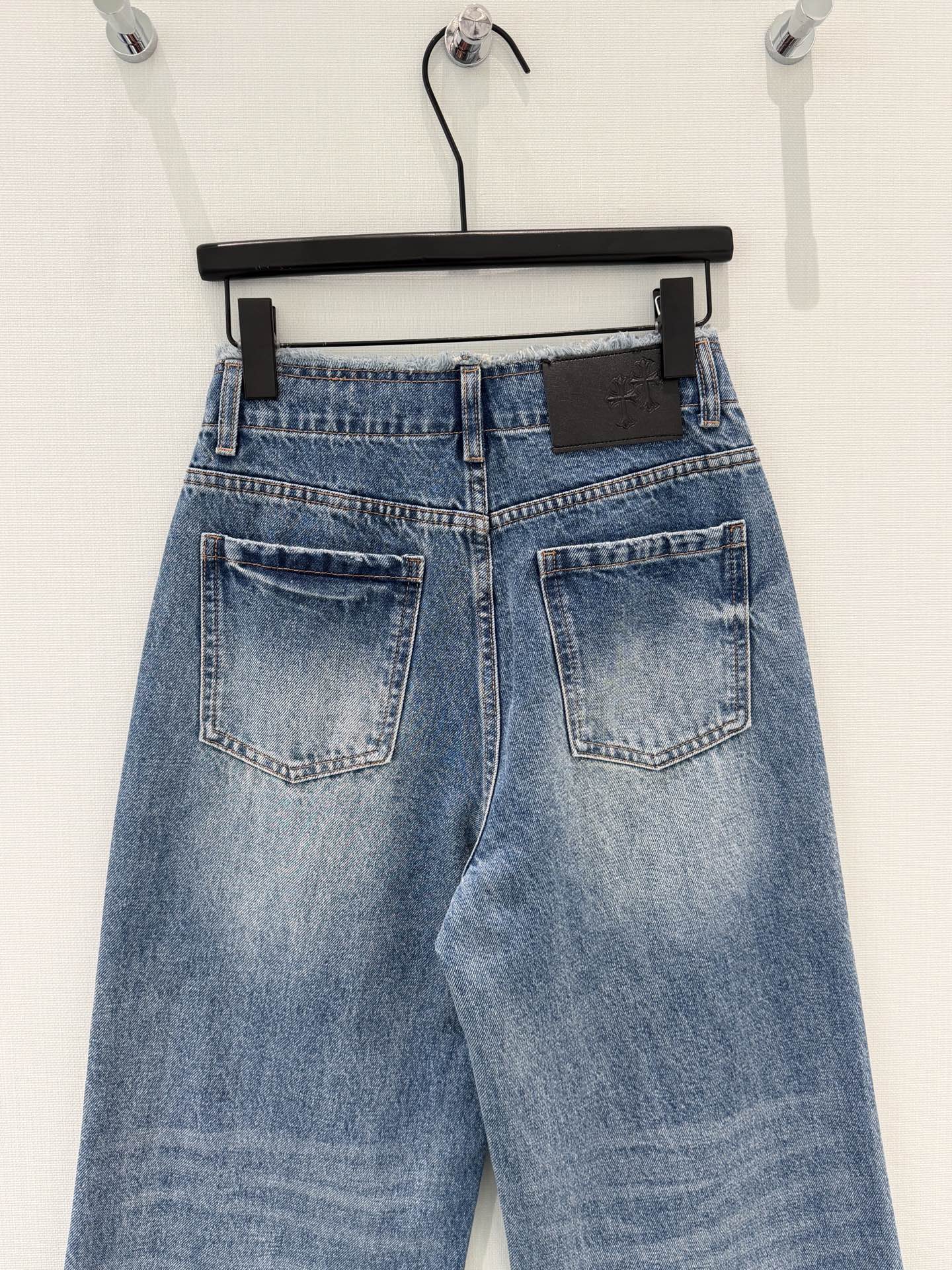 🛒𝐍𝐄𝐖 · 𝟐𝟎𝟐6/爆款现货原创 克罗星｜毛边抽绳直筒牛仔裤采用高端定制面料，牛仔穿起来非常舒适，常