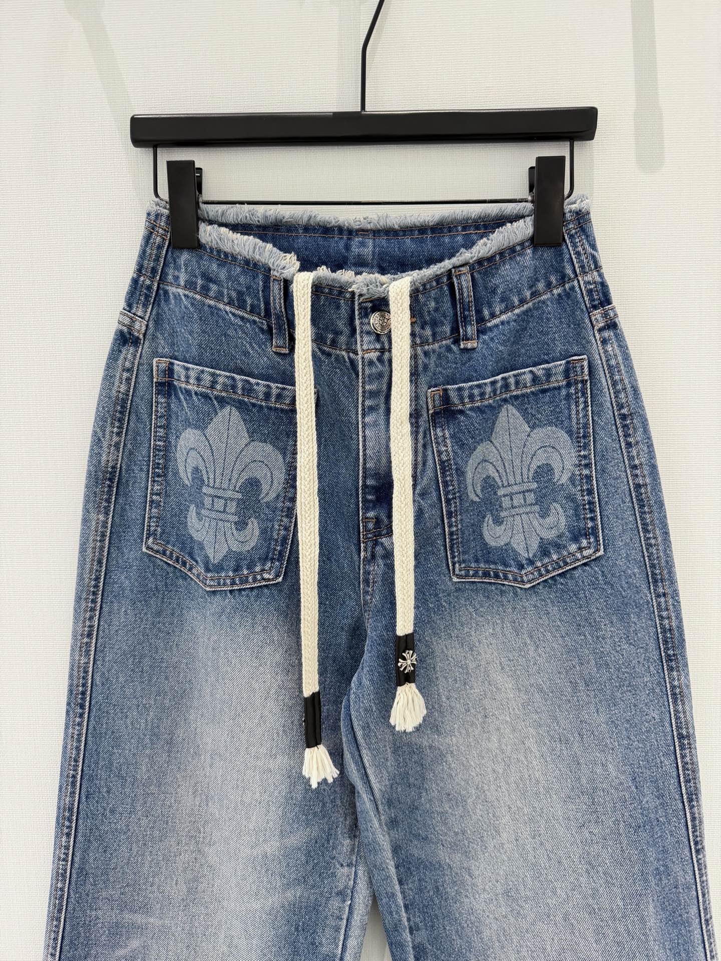 🛒𝐍𝐄𝐖 · 𝟐𝟎𝟐6/爆款现货原创 克罗星｜毛边抽绳直筒牛仔裤采用高端定制面料，牛仔穿起来非常舒适，常