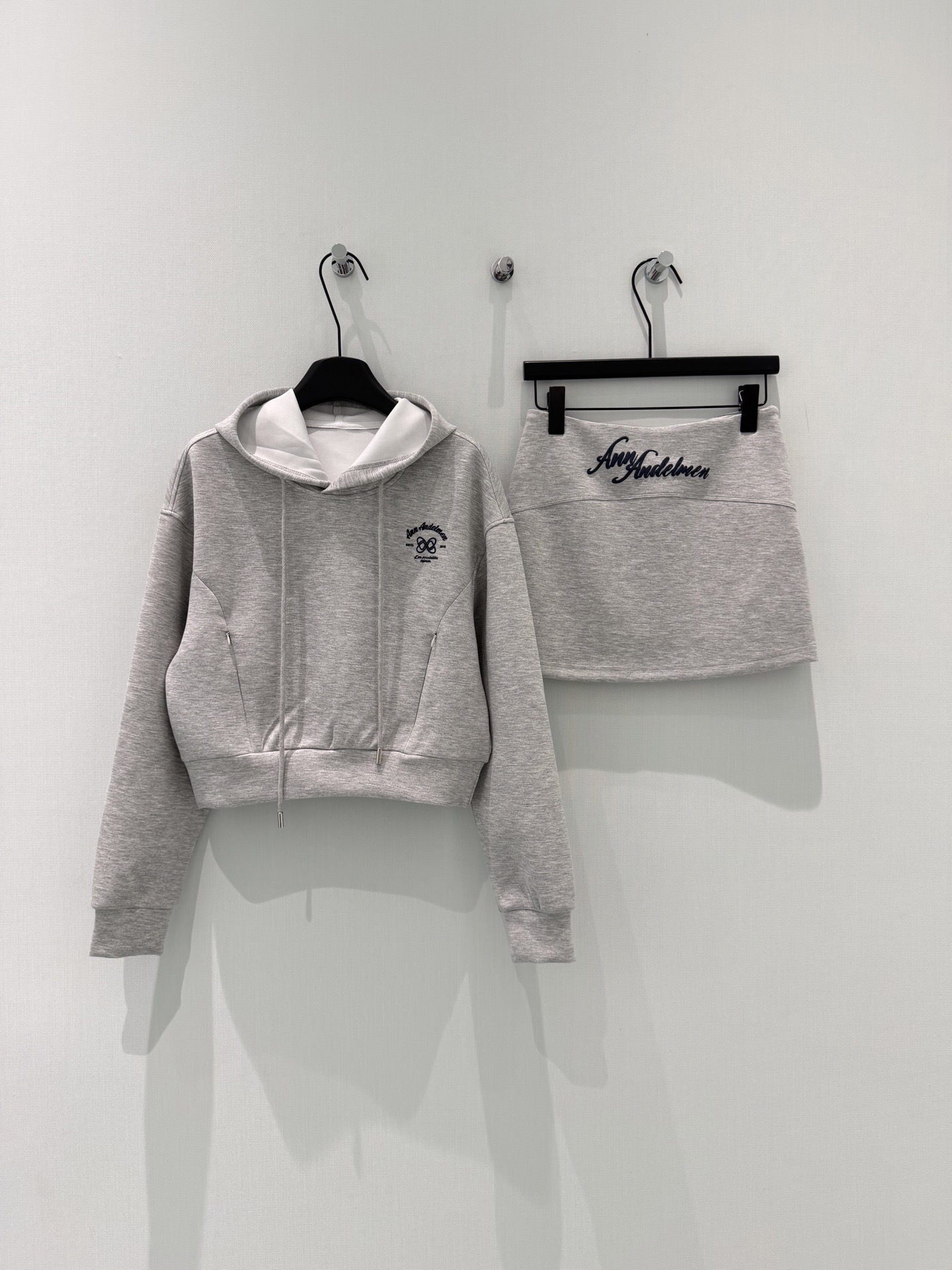 🛒𝐍𝐄𝐖 · 𝟐𝟎𝟐6/爆款现货设计师 原创｜26早春新品抽绳套装！高端定制戴帽卫衣，搭配松紧腰裤裙极简