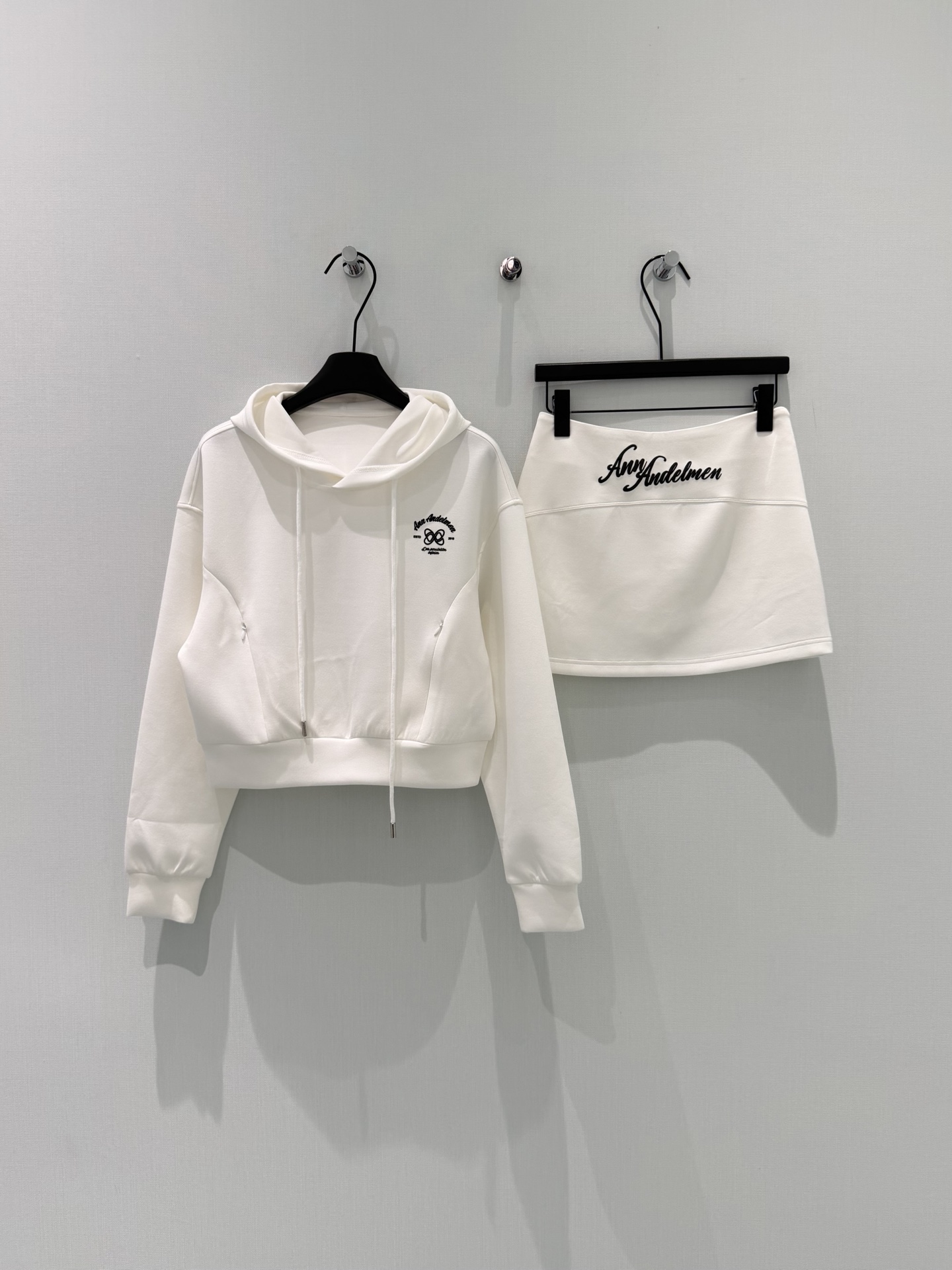 🛒𝐍𝐄𝐖 · 𝟐𝟎𝟐6/爆款现货设计师 原创｜26早春新品抽绳套装！高端定制戴帽卫衣，搭配松紧腰裤裙极简