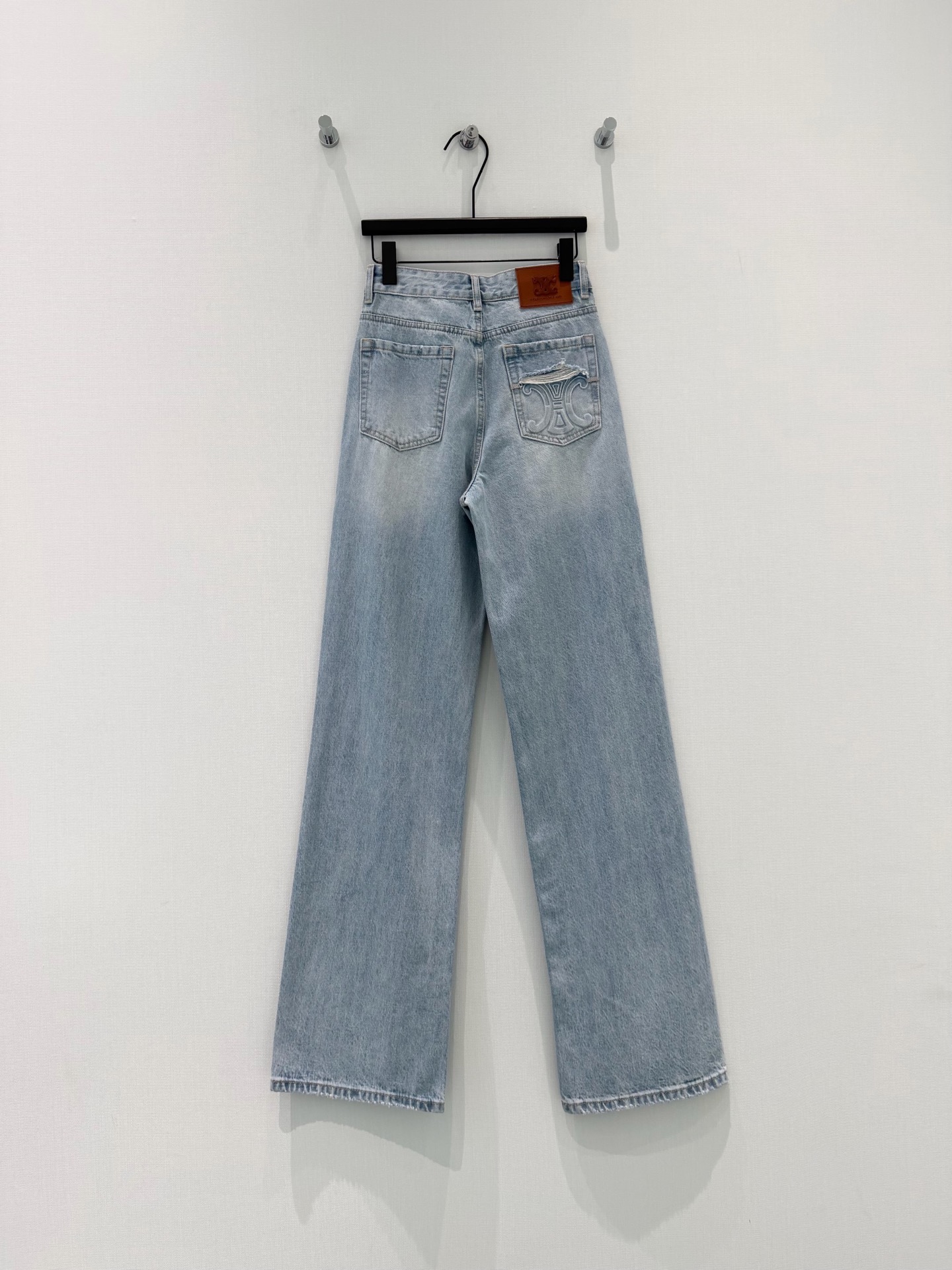 🛒𝐍𝐄𝐖 · 𝟐𝟎𝟐6/爆款现货原创 设计师｜错层压花凯旋扣直筒牛仔裤采用高端定制面料，牛仔穿起来非常舒