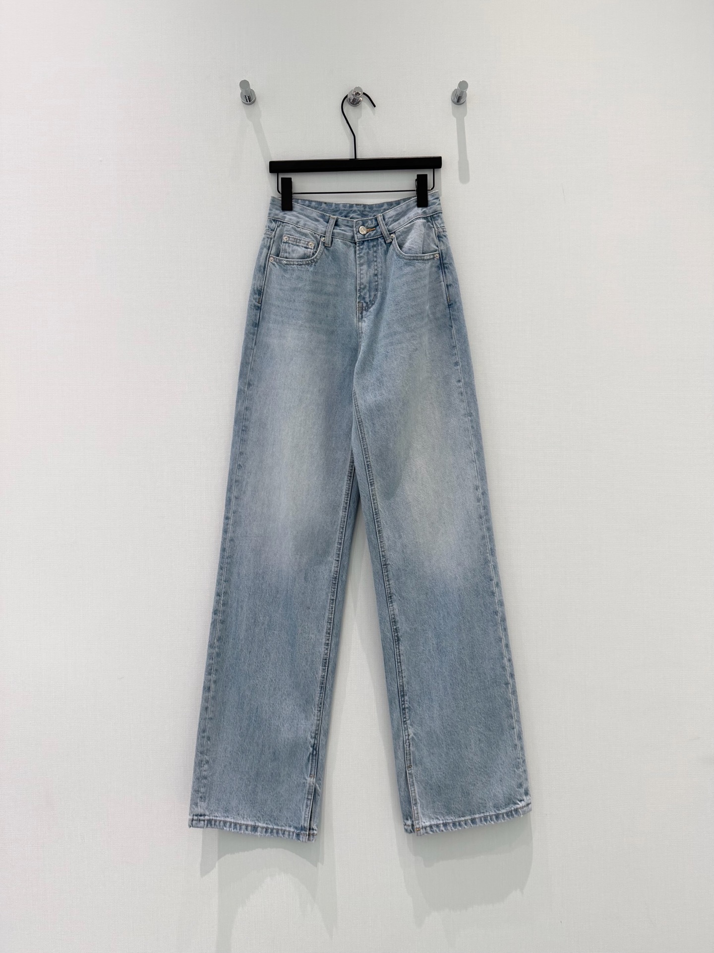 🛒𝐍𝐄𝐖 · 𝟐𝟎𝟐6/爆款现货原创 设计师｜错层压花凯旋扣直筒牛仔裤采用高端定制面料，牛仔穿起来非常舒