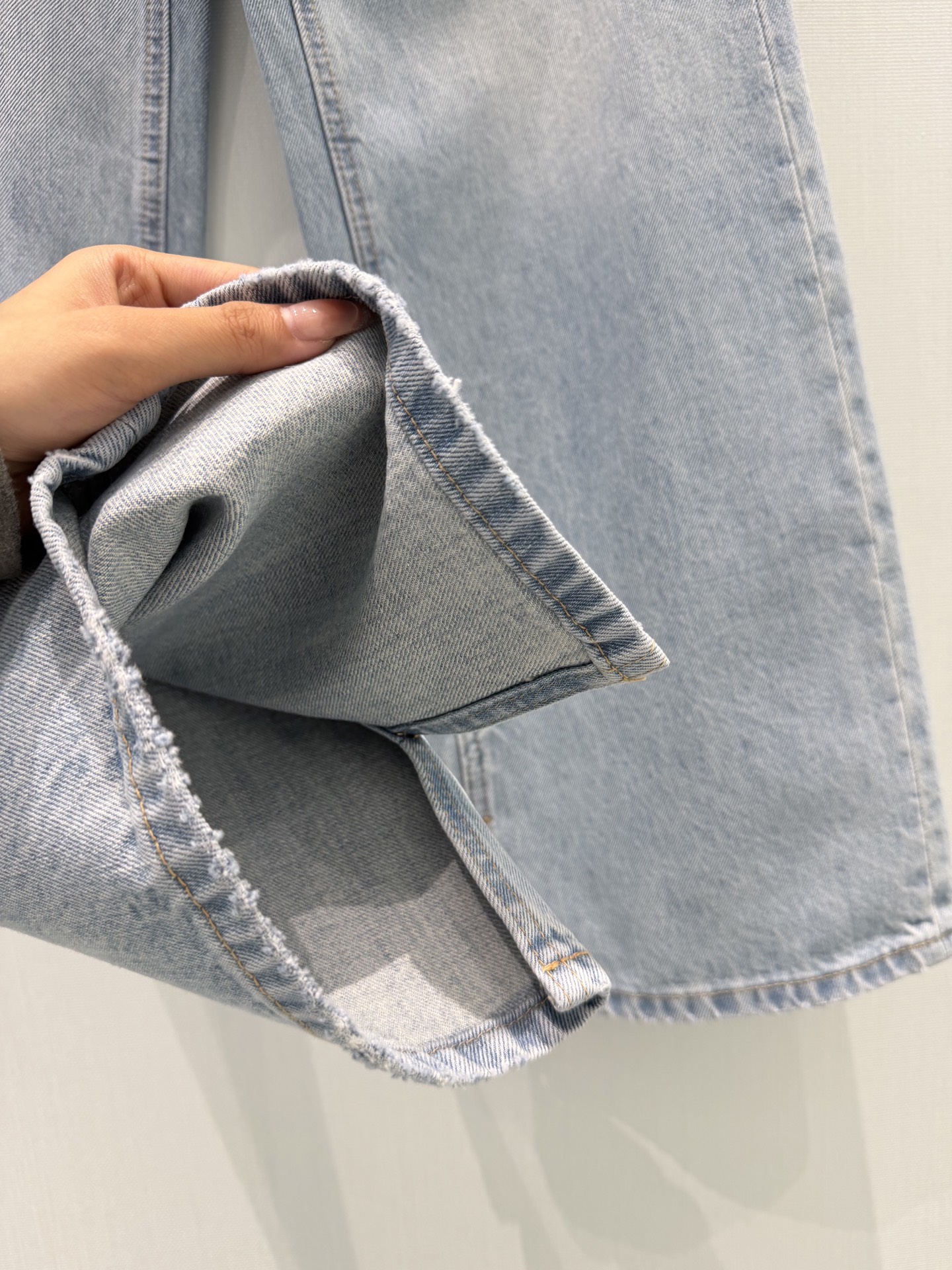 🛒𝐍𝐄𝐖 · 𝟐𝟎𝟐6/爆款现货原创 设计师｜错层压花凯旋扣直筒牛仔裤采用高端定制面料，牛仔穿起来非常舒