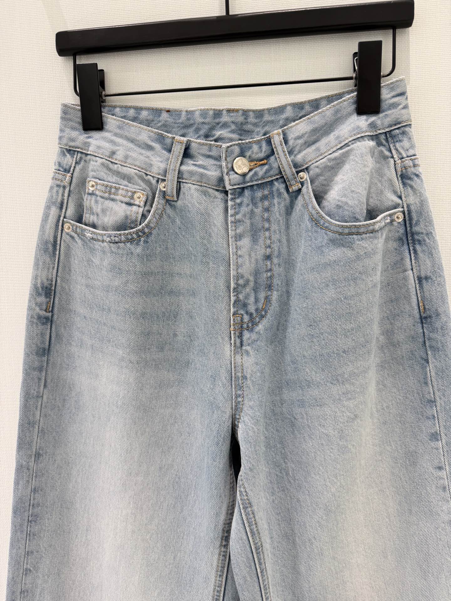 🛒𝐍𝐄𝐖 · 𝟐𝟎𝟐6/爆款现货原创 设计师｜错层压花凯旋扣直筒牛仔裤采用高端定制面料，牛仔穿起来非常舒