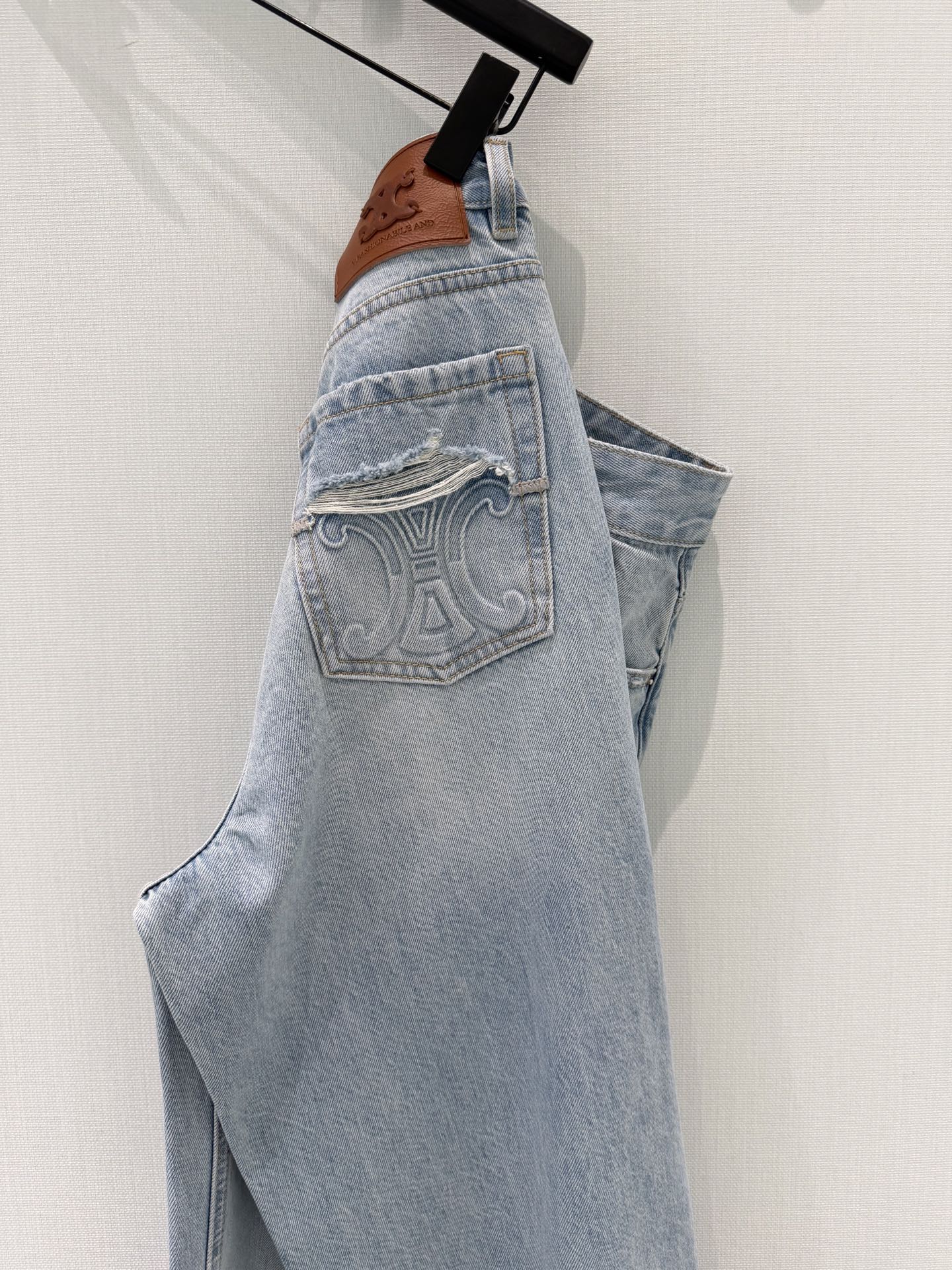 🛒𝐍𝐄𝐖 · 𝟐𝟎𝟐6/爆款现货原创 设计师｜错层压花凯旋扣直筒牛仔裤采用高端定制面料，牛仔穿起来非常舒