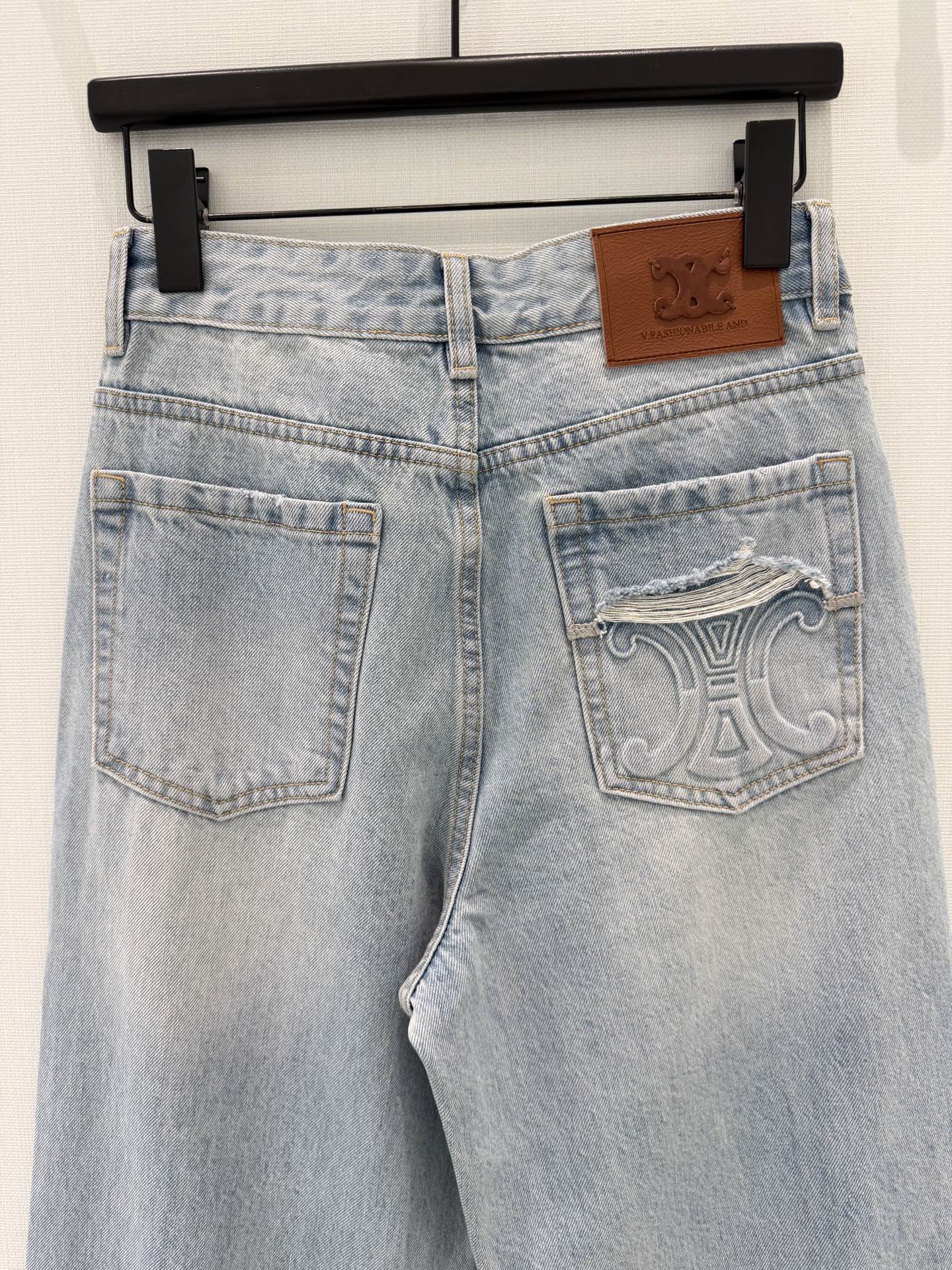 🛒𝐍𝐄𝐖 · 𝟐𝟎𝟐6/爆款现货原创 设计师｜错层压花凯旋扣直筒牛仔裤采用高端定制面料，牛仔穿起来非常舒