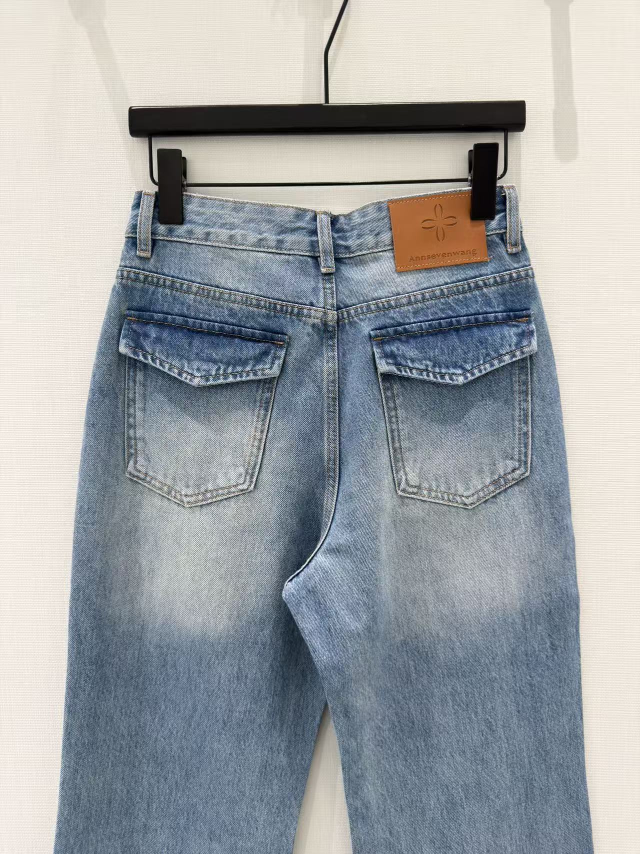 🛒𝐍𝐄𝐖 · 𝟐𝟎𝟐6/爆款现货原创 设计师｜双袋盖渐变色直筒牛仔裤采用高端定制面料，牛仔穿起来非常舒适