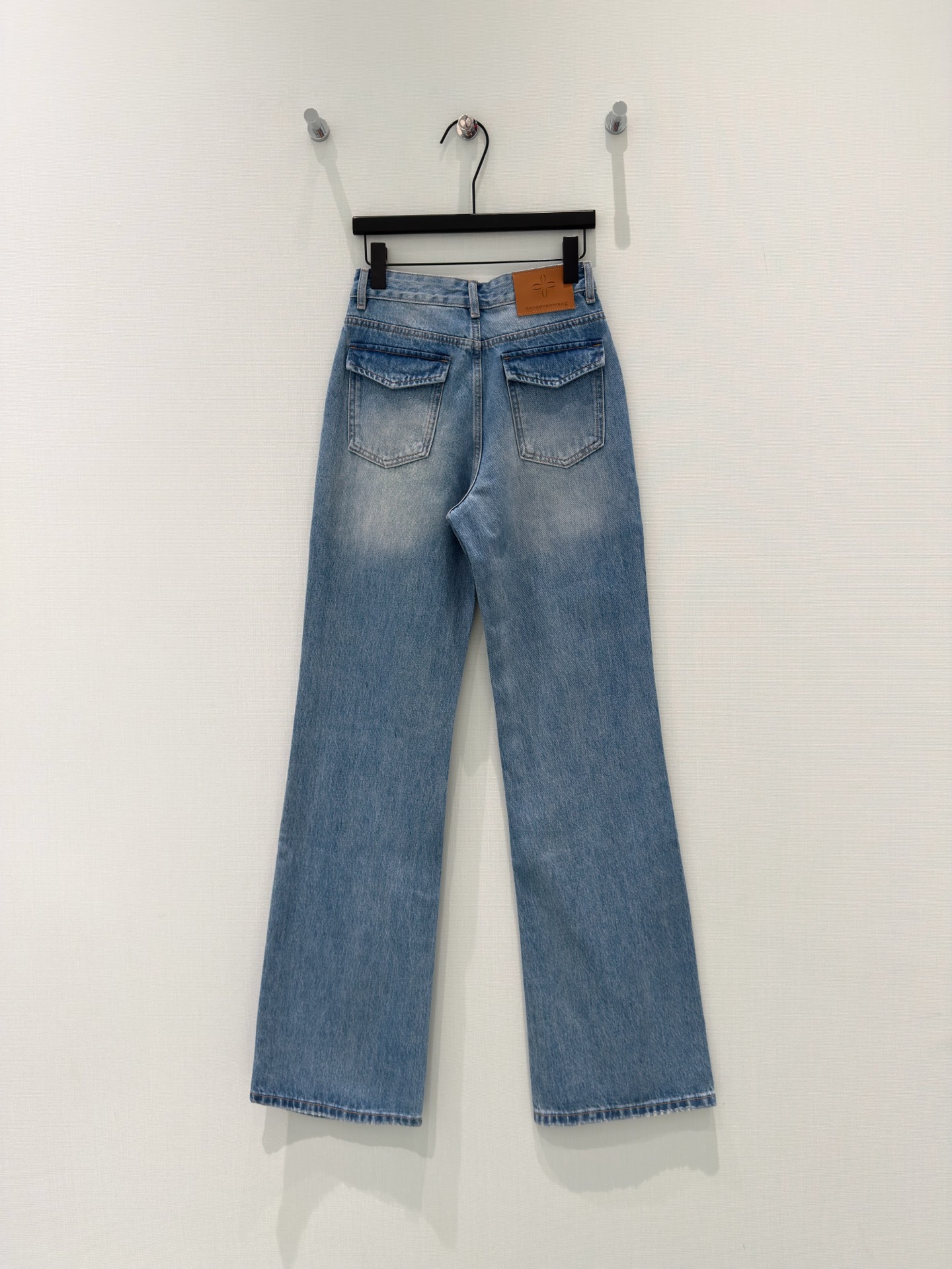 🛒𝐍𝐄𝐖 · 𝟐𝟎𝟐6/爆款现货原创 设计师｜双袋盖渐变色直筒牛仔裤采用高端定制面料，牛仔穿起来非常舒适